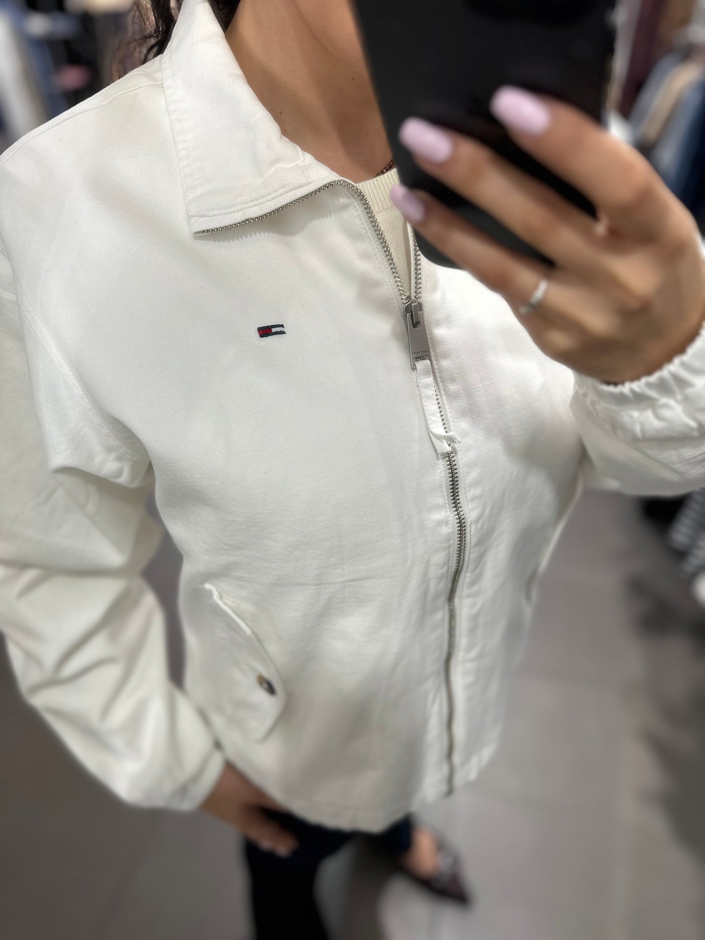 CHAQUETA TOMMY JEANS DENIM BLANCA CON LOGO BORDADO Y BOLSILLOS BOTONES