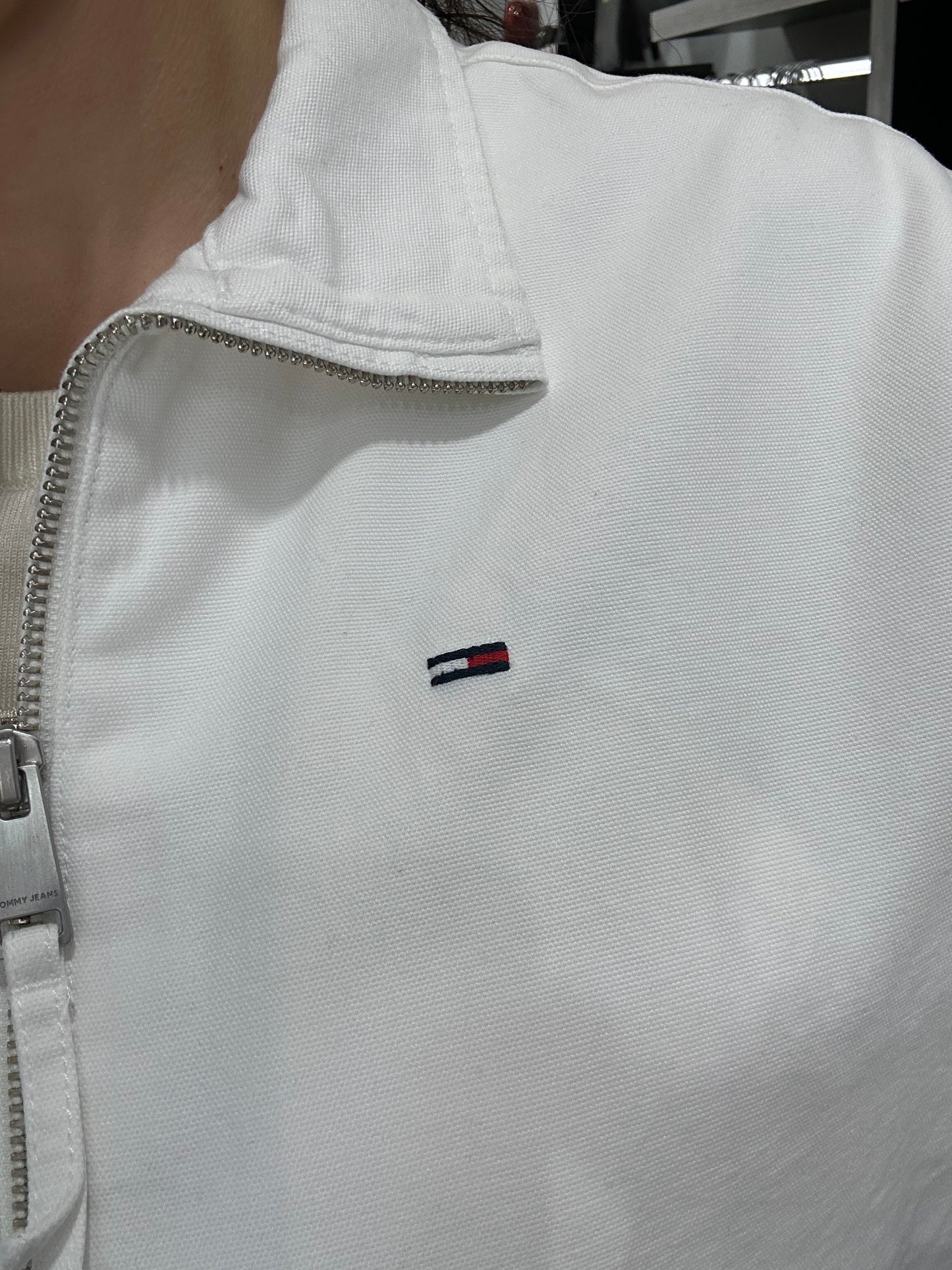 CHAQUETA TOMMY JEANS DENIM BLANCA CON LOGO BORDADO Y BOLSILLOS BOTONES
