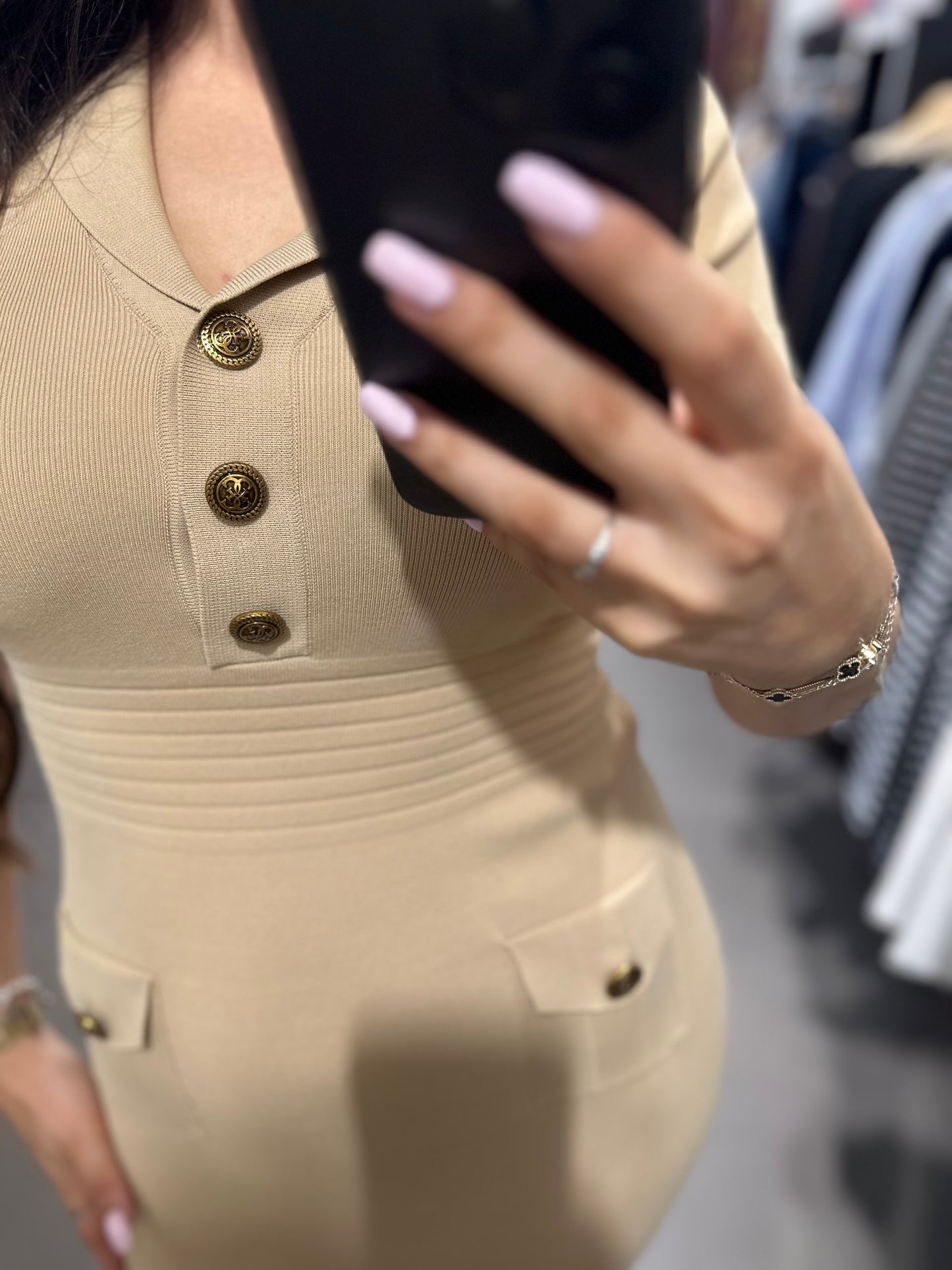 VESTIDO GUESS PUNTO CAMEL CON BOTONES LOGO 4G