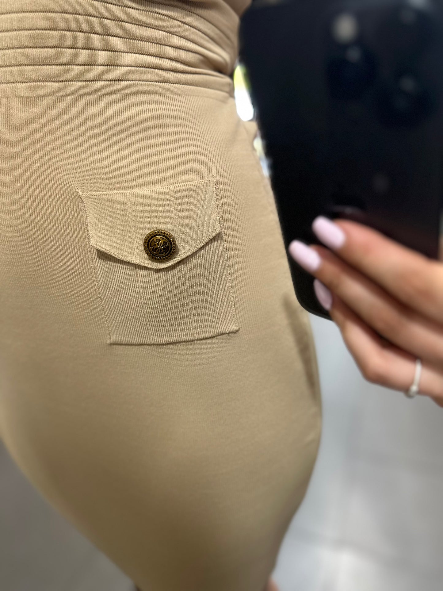 VESTIDO GUESS PUNTO CAMEL CON BOTONES LOGO 4G
