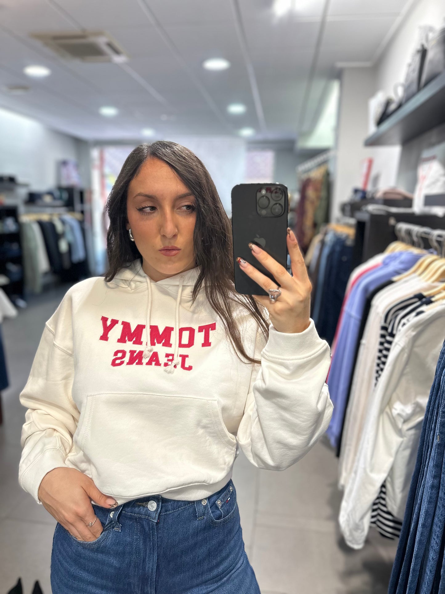 SUDADERA TOMMY JEANS BLANCA CAPUCHA Y LOGO FRAMBUESA