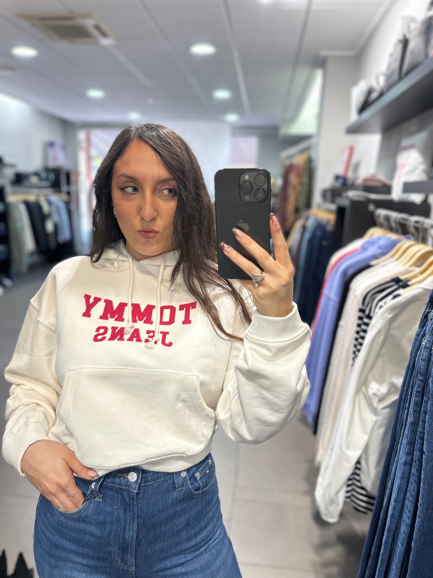 SUDADERA TOMMY JEANS BLANCA CAPUCHA Y LOGO FRAMBUESA