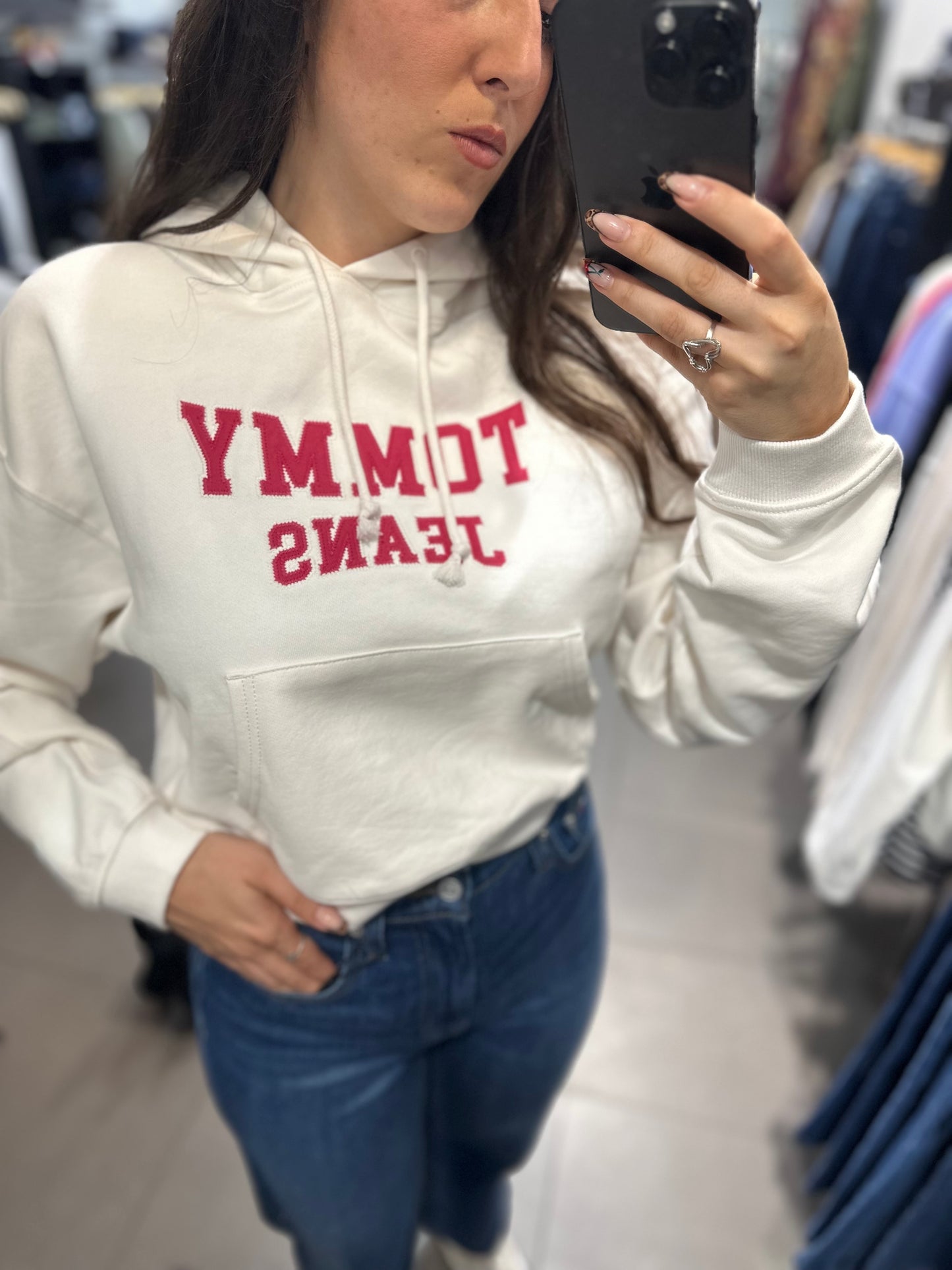 SUDADERA TOMMY JEANS BLANCA CAPUCHA Y LOGO FRAMBUESA
