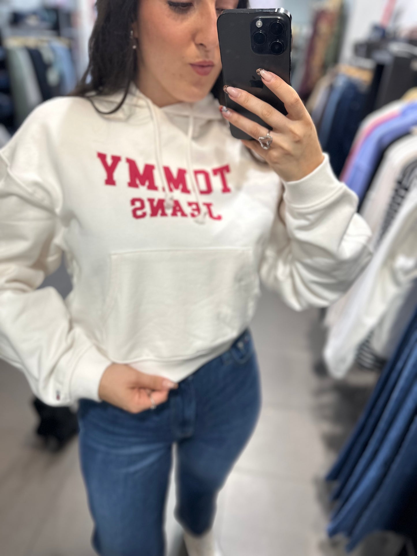 SUDADERA TOMMY JEANS BLANCA CAPUCHA Y LOGO FRAMBUESA