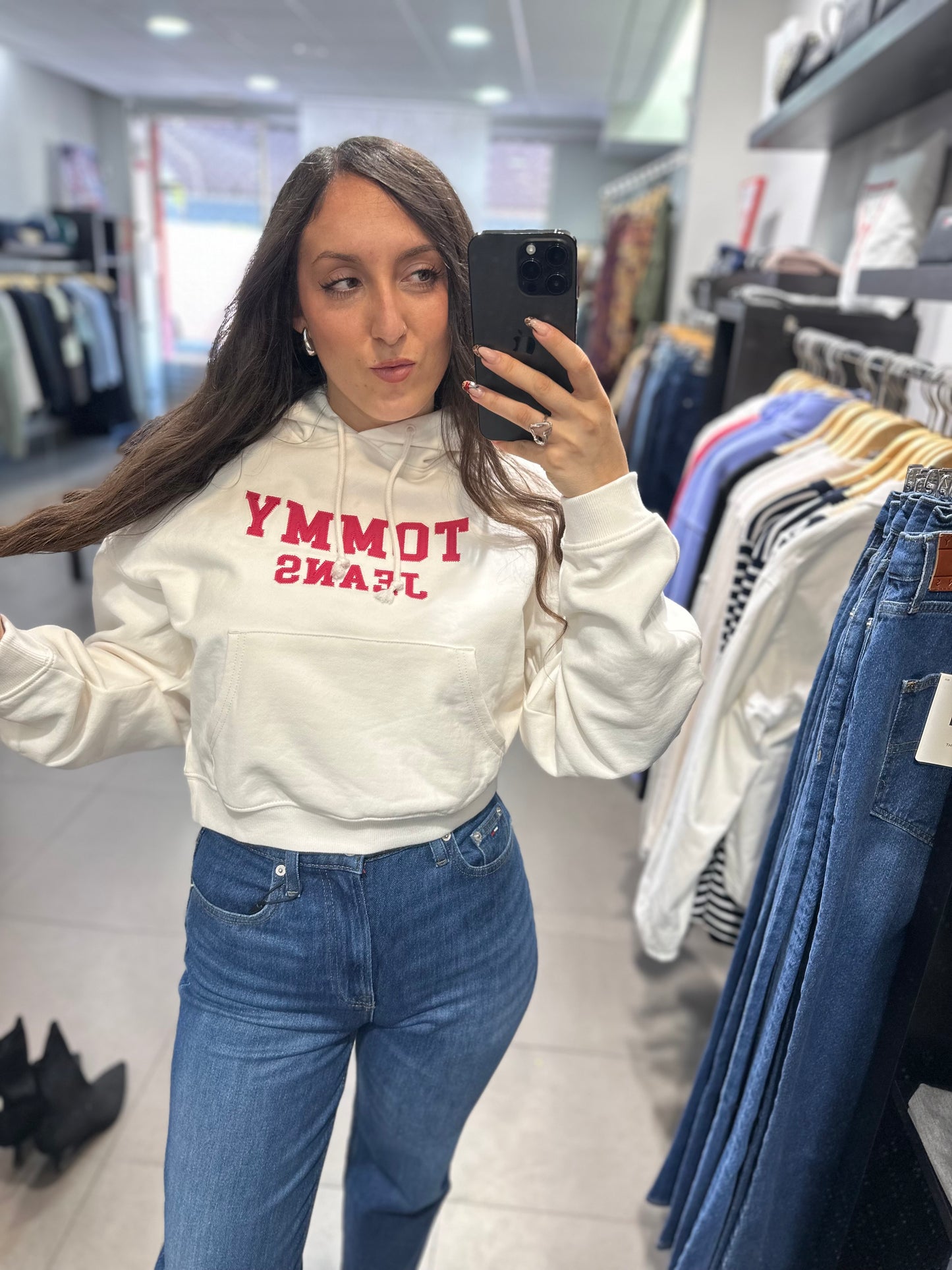 SUDADERA TOMMY JEANS BLANCA CAPUCHA Y LOGO FRAMBUESA
