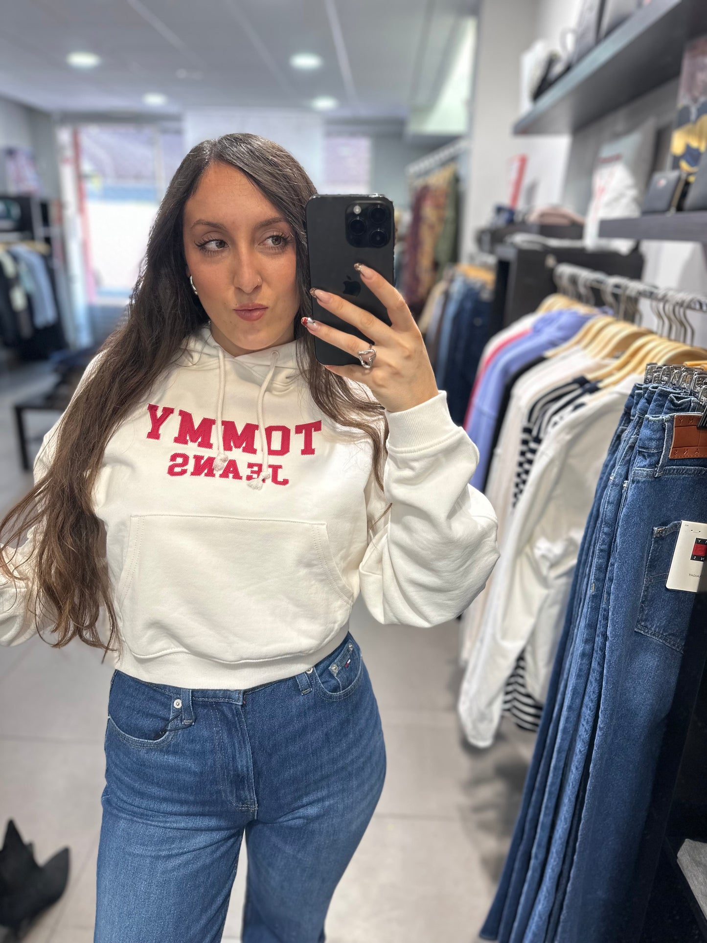 SUDADERA TOMMY JEANS BLANCA CAPUCHA Y LOGO FRAMBUESA