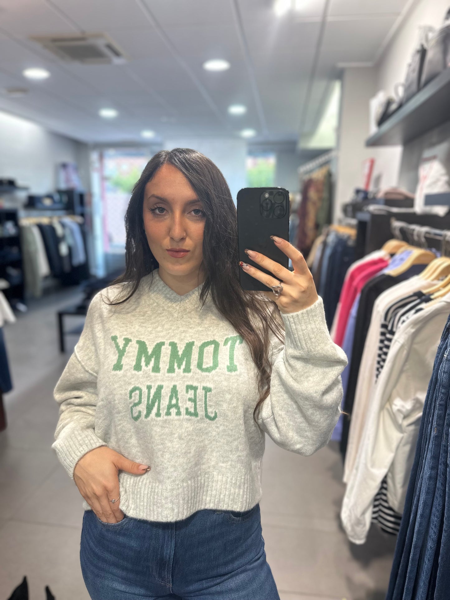 JERSEY TOMMY JEANS GRIS LOGO VERDE CUELLO PICO
