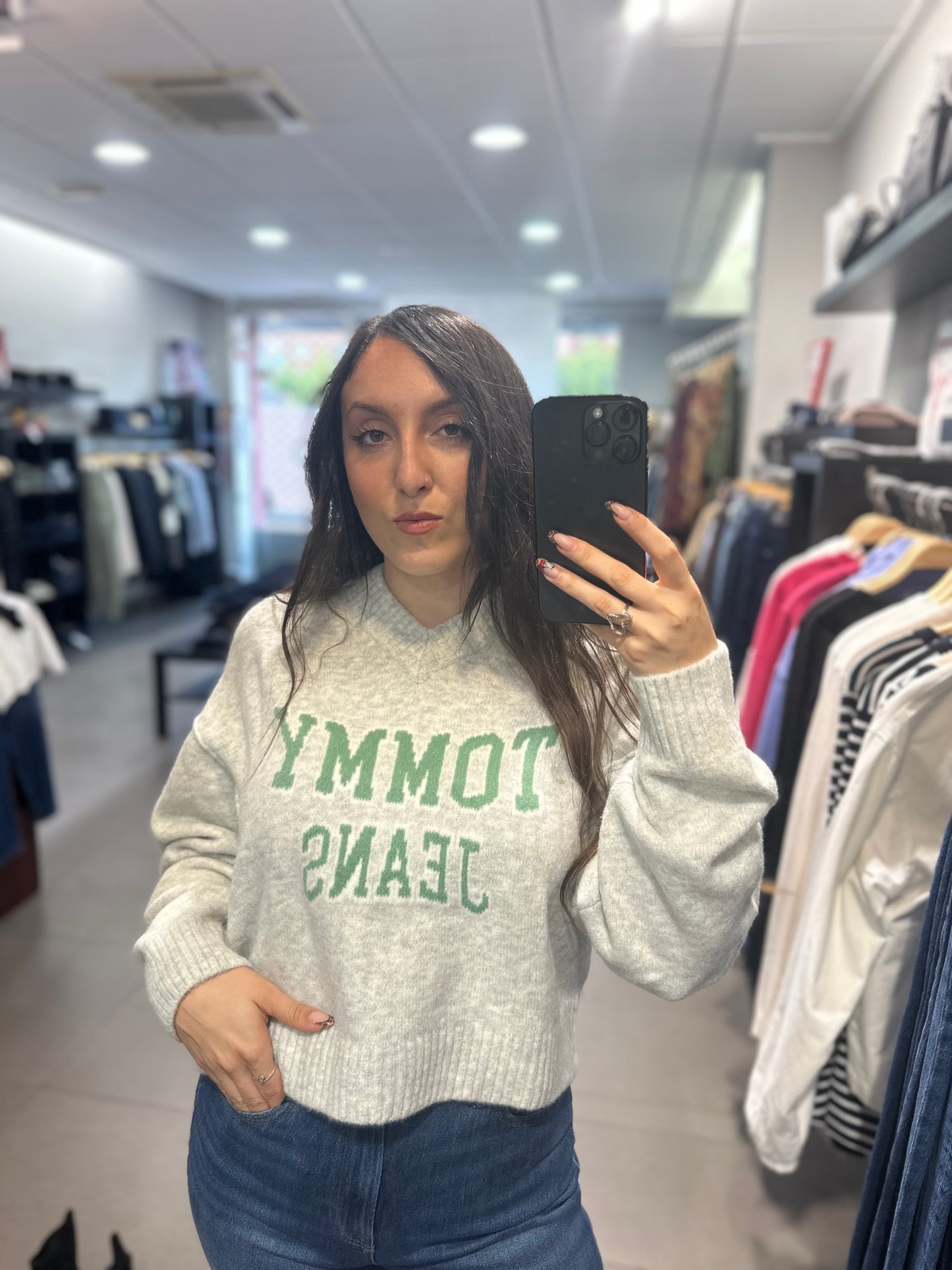 JERSEY TOMMY JEANS GRIS LOGO VERDE CUELLO PICO