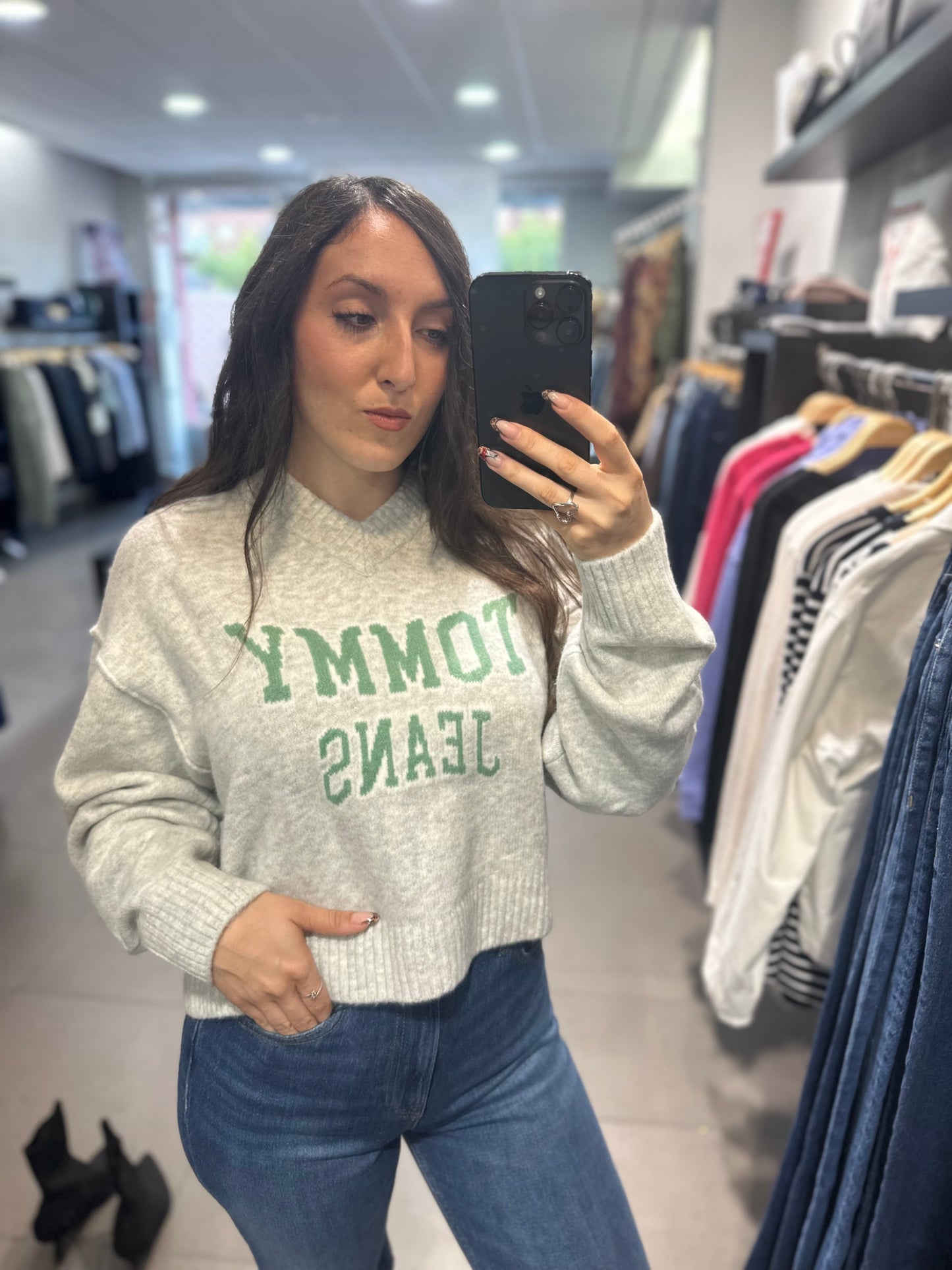 JERSEY TOMMY JEANS GRIS LOGO VERDE CUELLO PICO