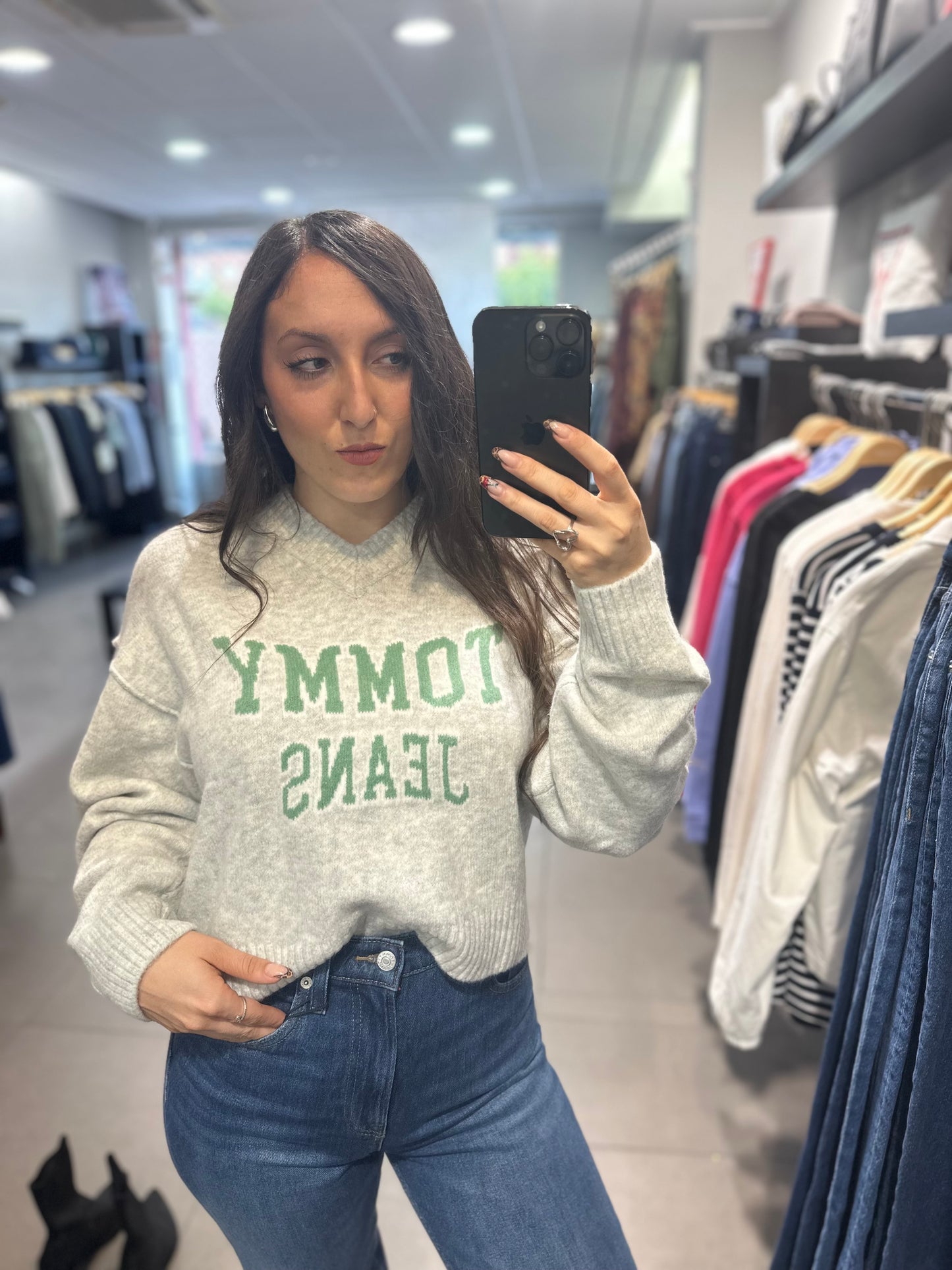 JERSEY TOMMY JEANS GRIS LOGO VERDE CUELLO PICO