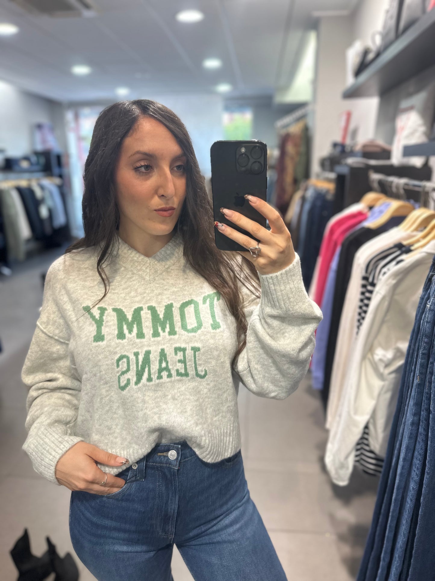 JERSEY TOMMY JEANS GRIS LOGO VERDE CUELLO PICO