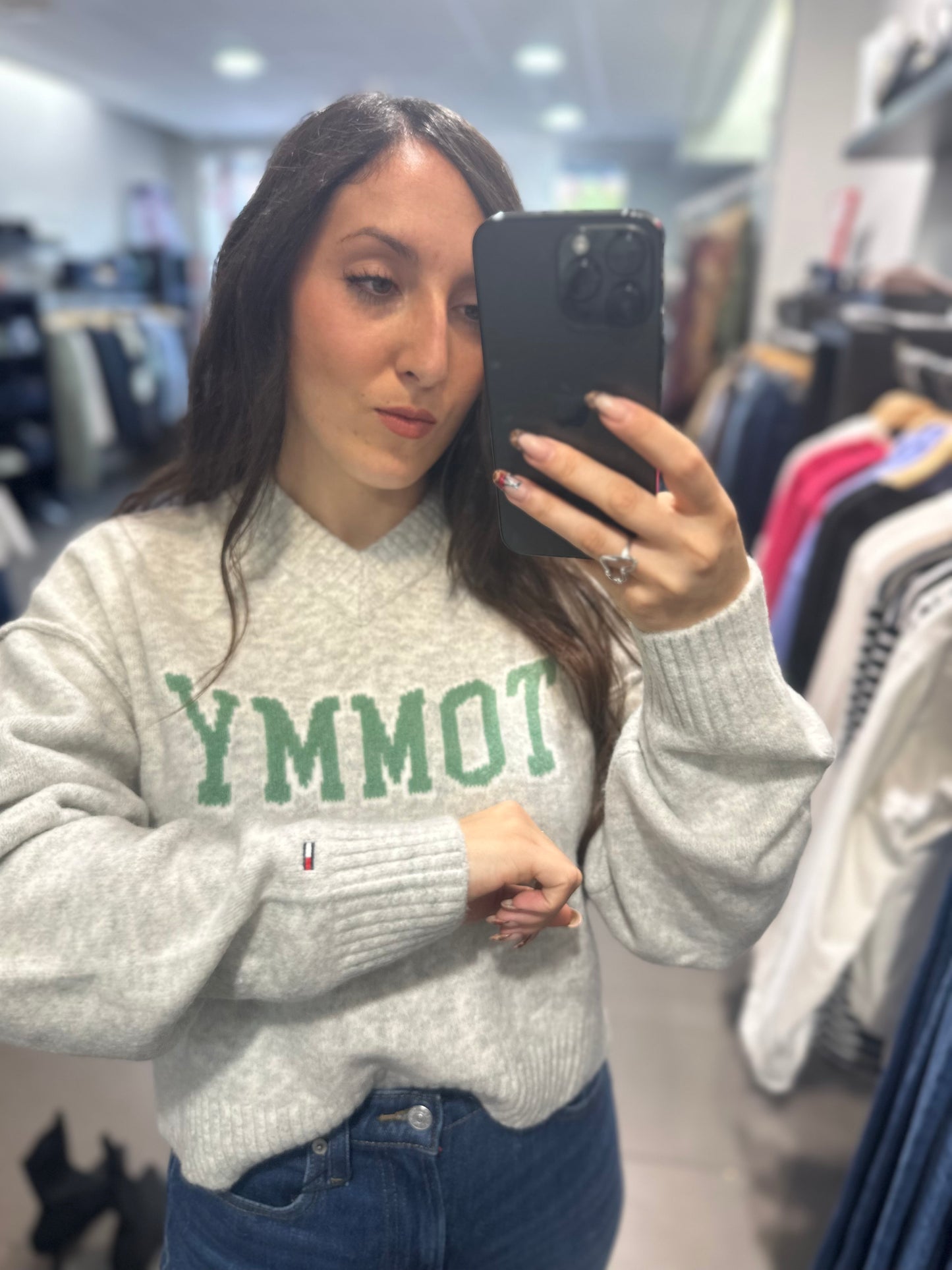 JERSEY TOMMY JEANS GRIS LOGO VERDE CUELLO PICO