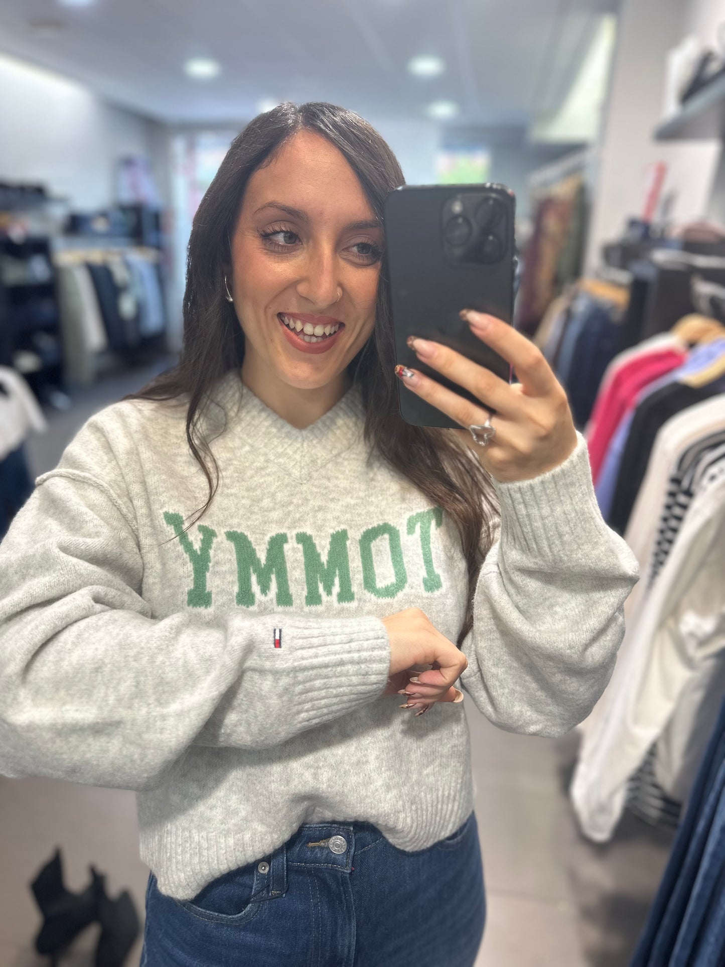 JERSEY TOMMY JEANS GRIS LOGO VERDE CUELLO PICO