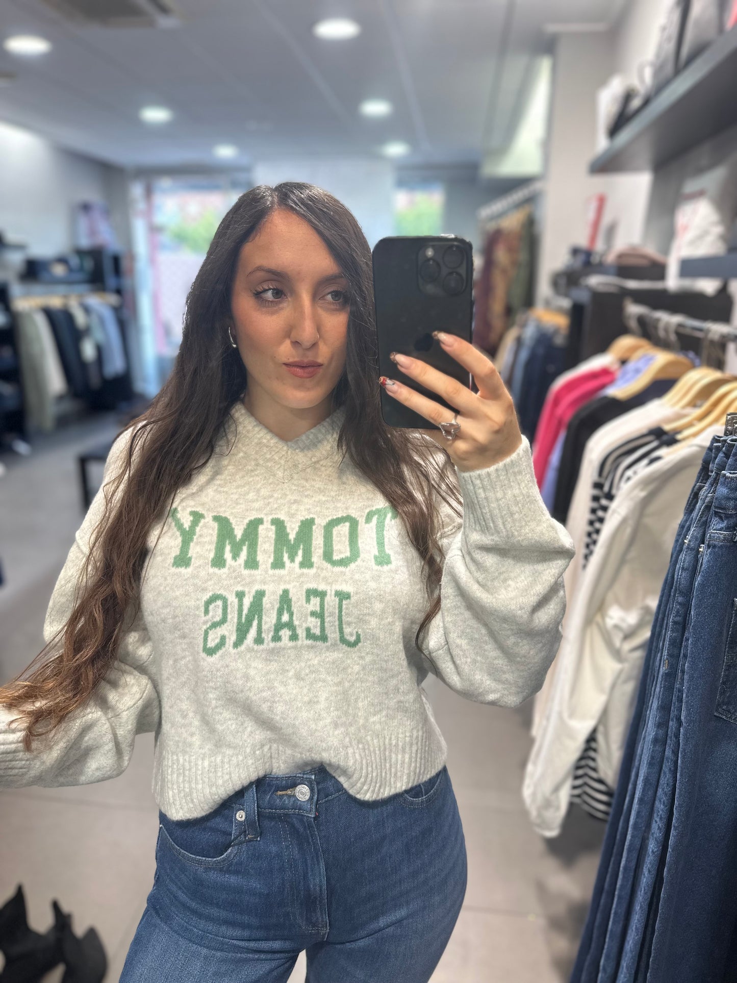 JERSEY TOMMY JEANS GRIS LOGO VERDE CUELLO PICO