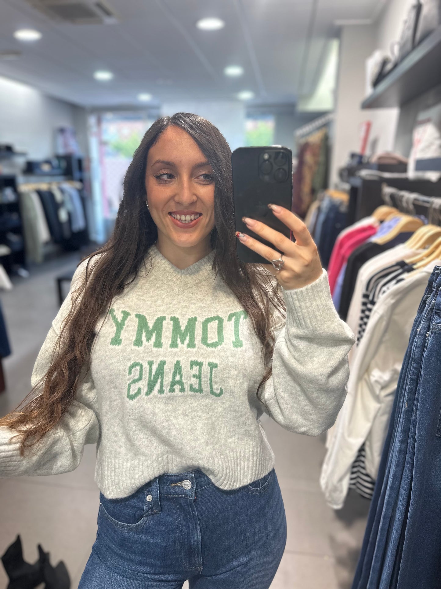 JERSEY TOMMY JEANS GRIS LOGO VERDE CUELLO PICO