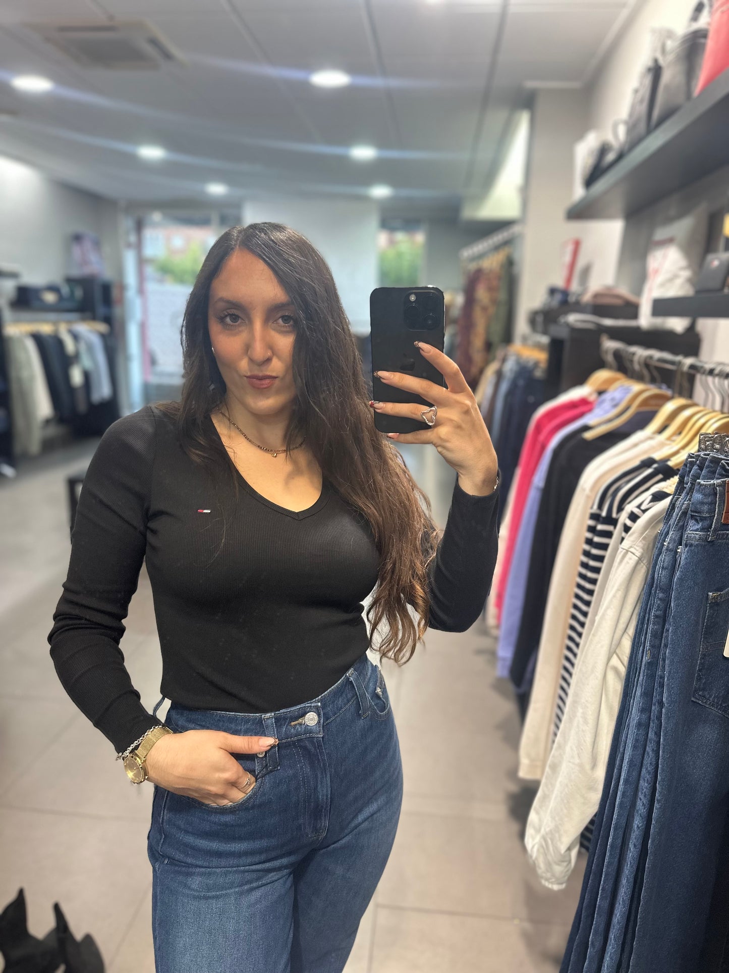 CAMISETA TOMMY JEANS MANGA LARGA CANALÉ NEGRO CUELLO PICO