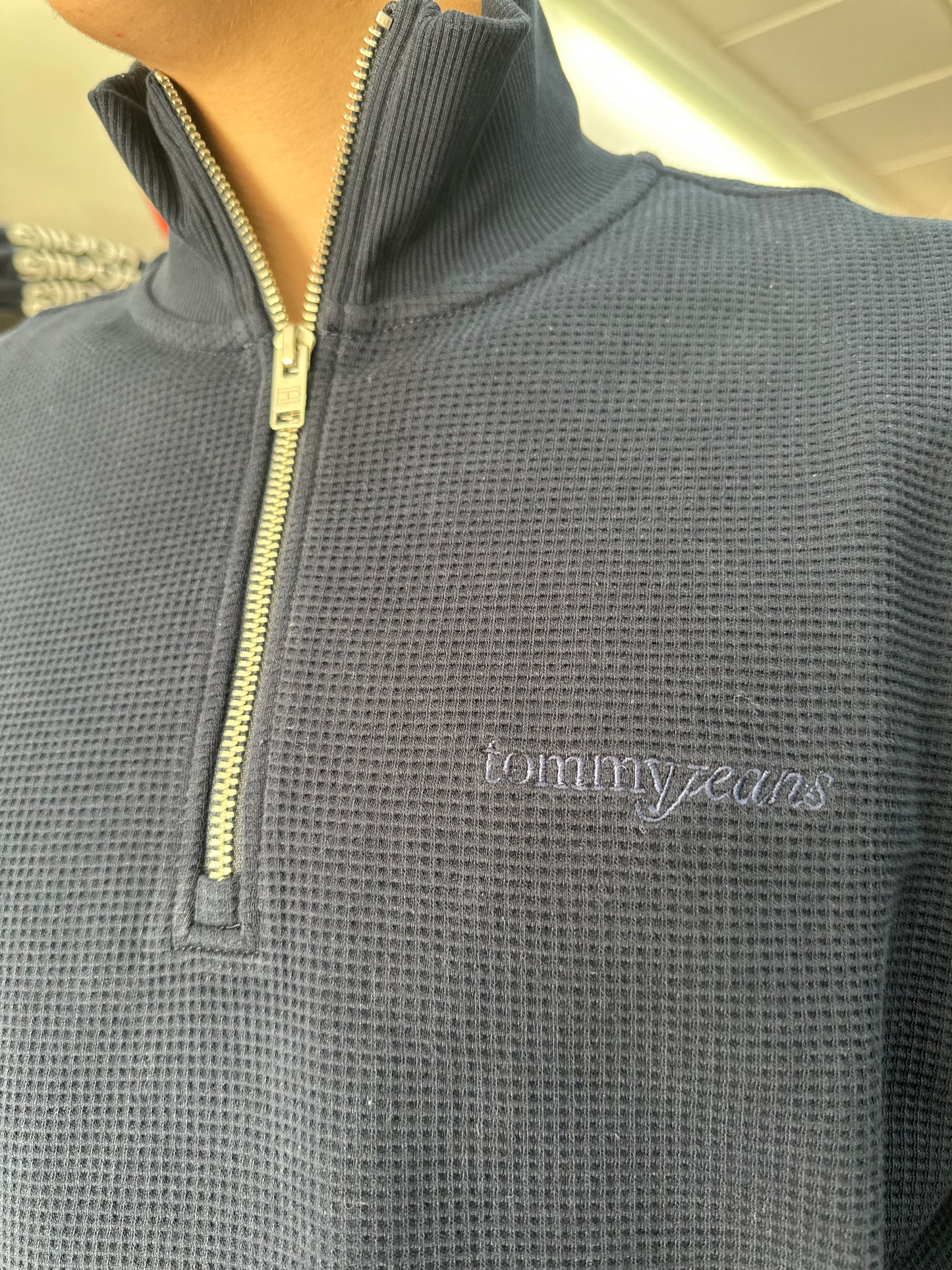 JERSEY TOMMY JEANS CUELLO CREMALLERA AZUL MARINO