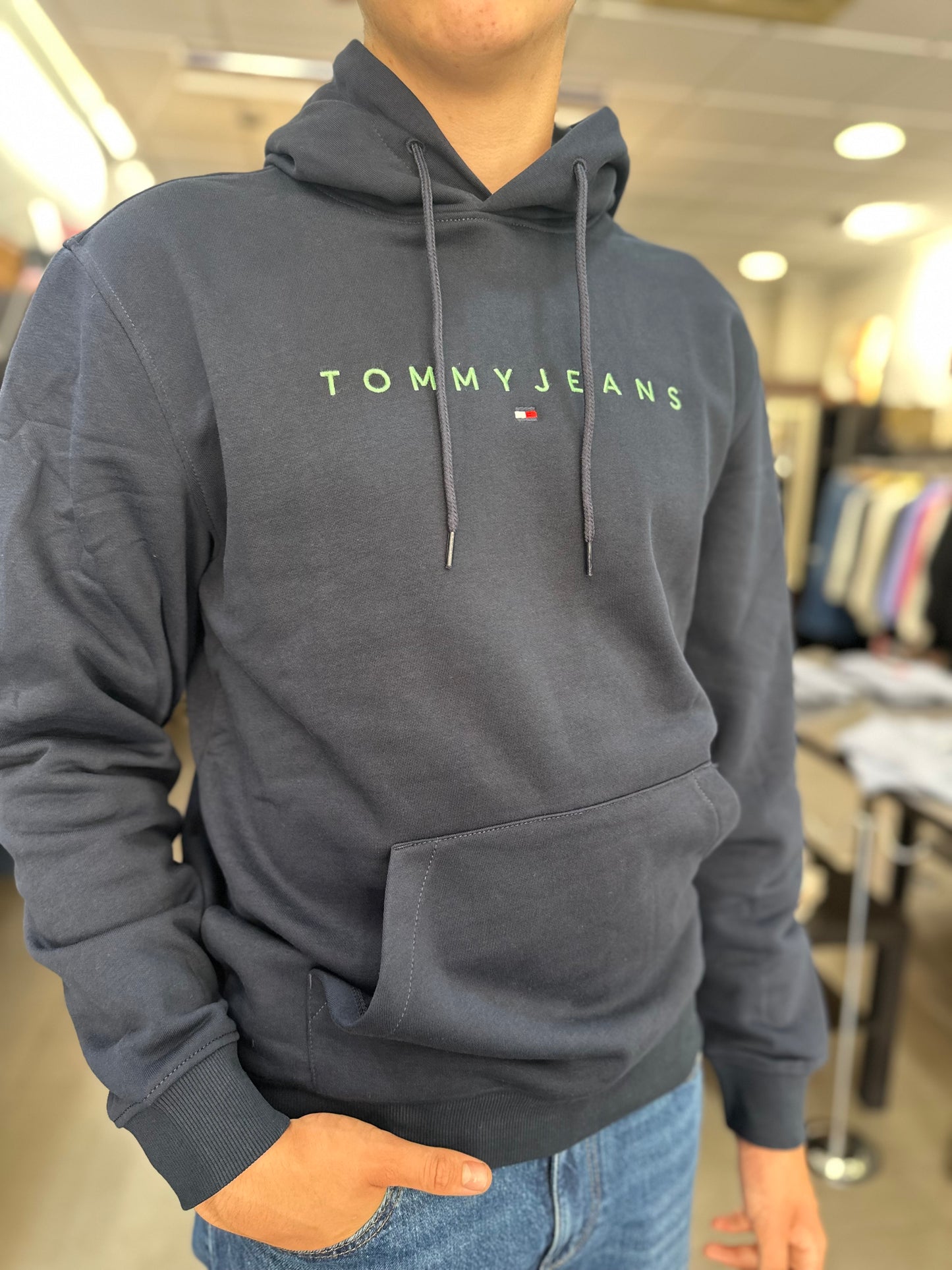 SUDADERA TOMMY JEANS AZUL MARINA CON LOGO VERDE CON CAPUCHA