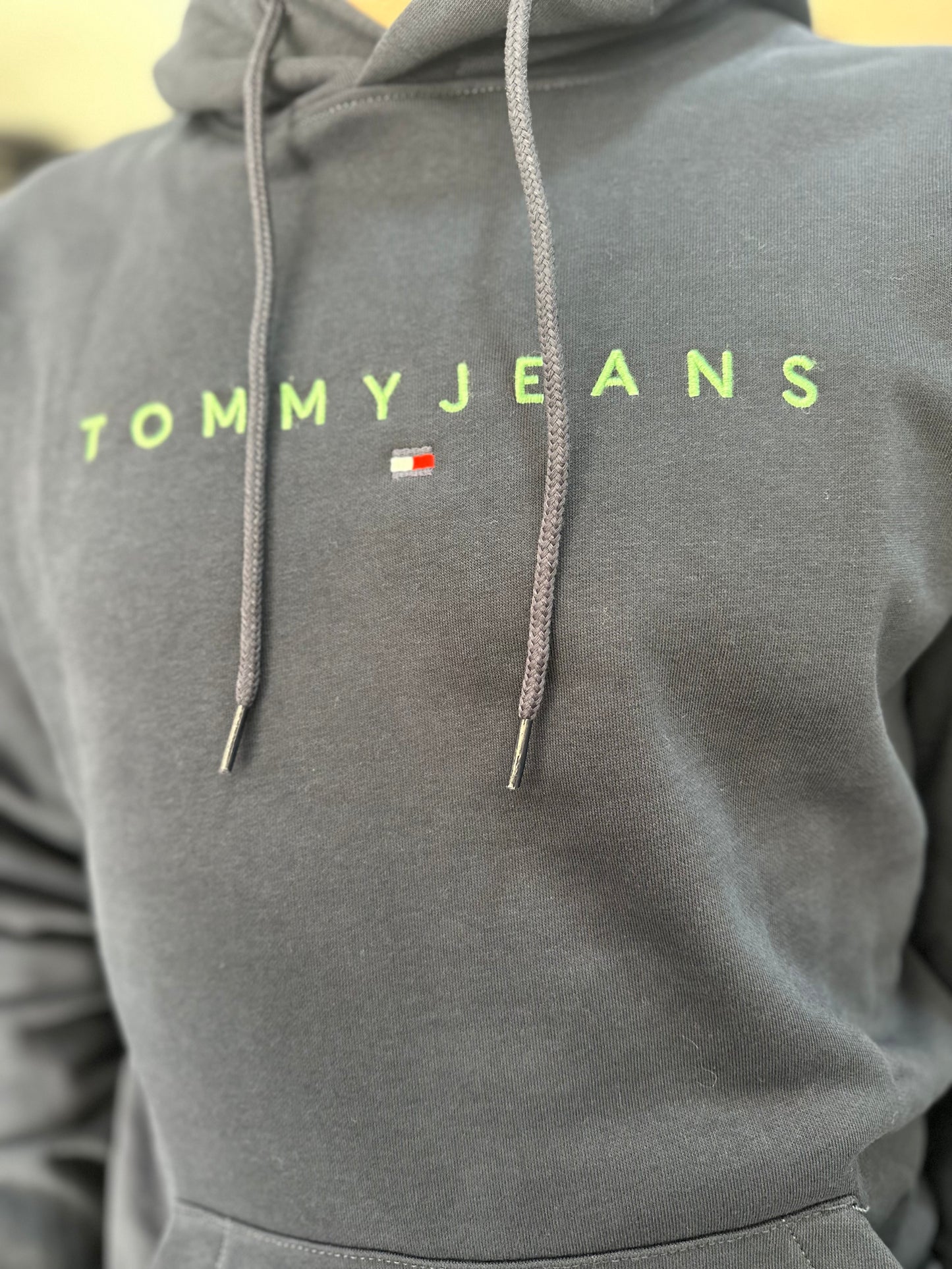 SUDADERA TOMMY JEANS AZUL MARINA CON LOGO VERDE CON CAPUCHA
