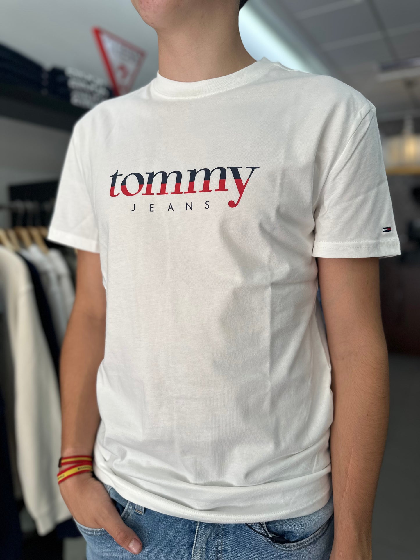 CAMISETA TOMMY BLANCA LOGO COLORES BANDERA