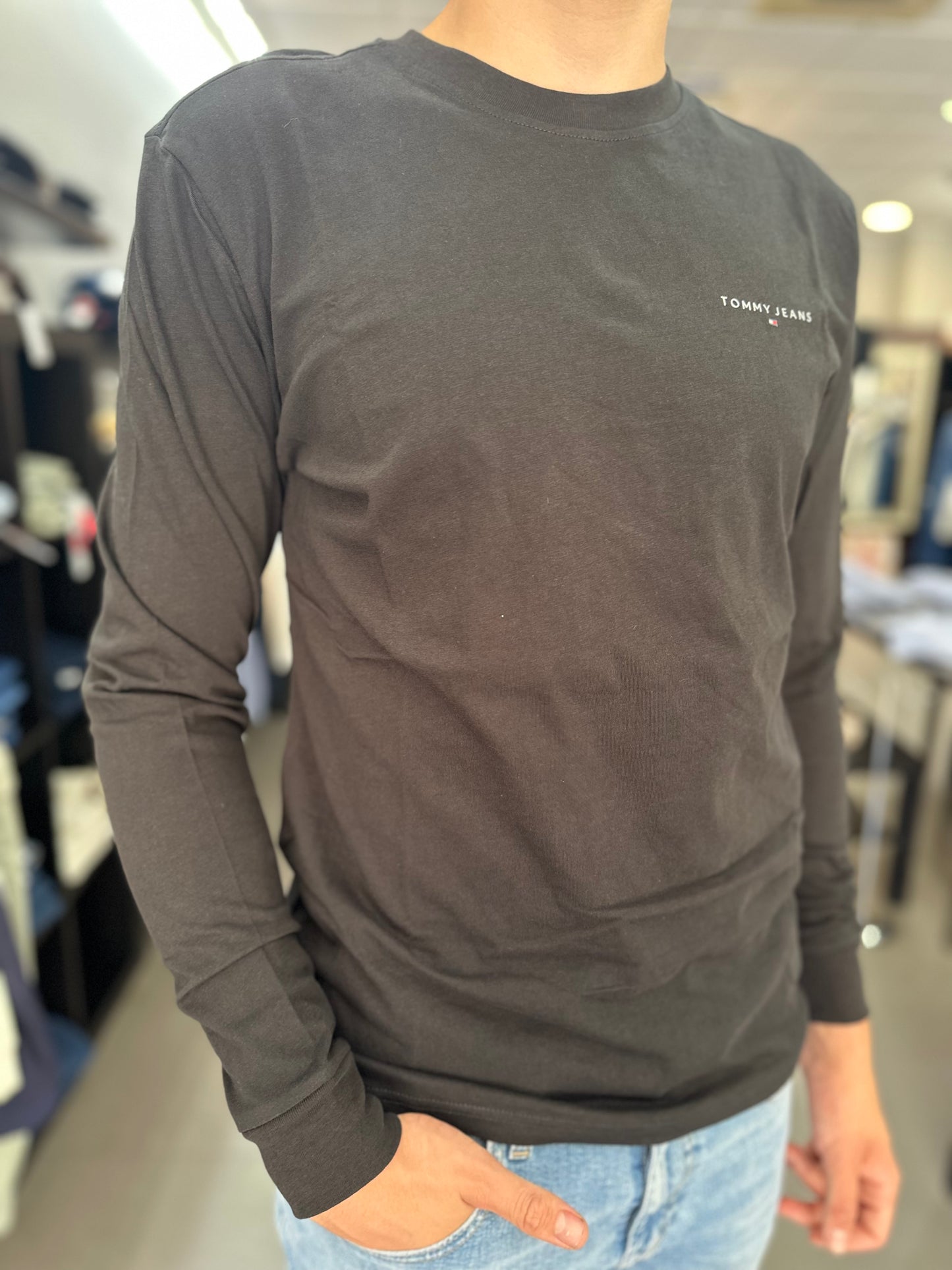 CAMISETA MANGA LARGA TOMMY JEANS NEGRA