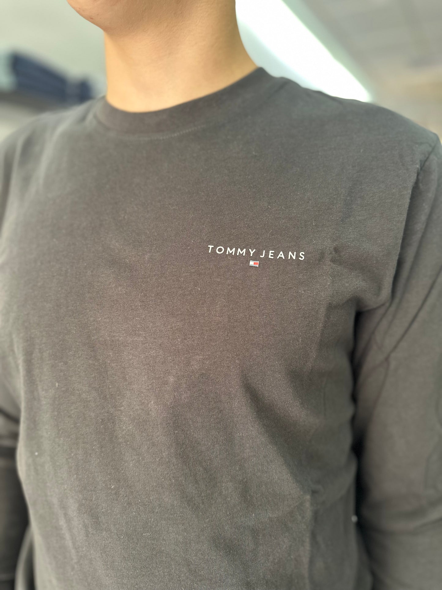 CAMISETA MANGA LARGA TOMMY JEANS NEGRA