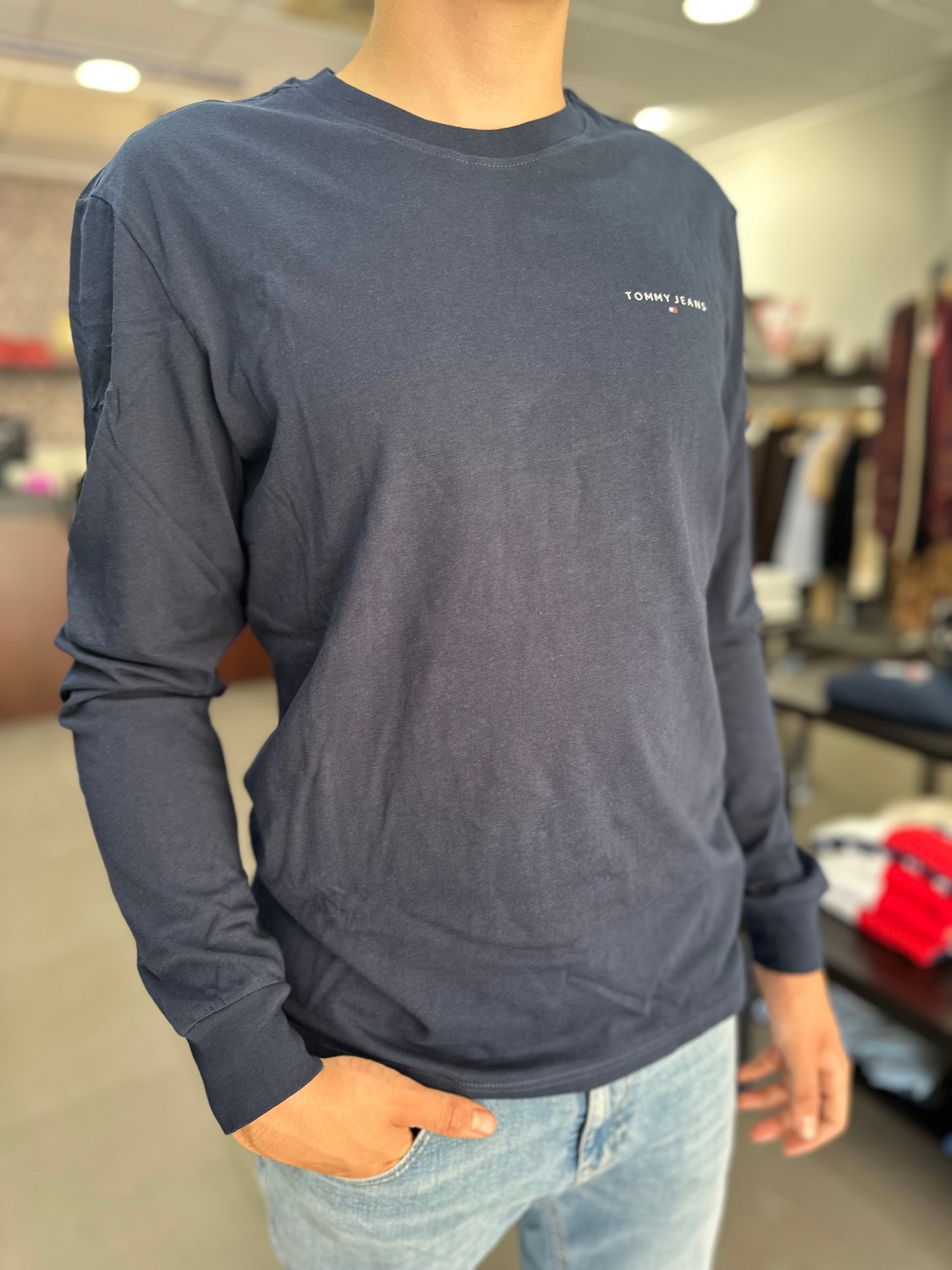 CAMISETA TOMMY JEANS MANGA LARGA AZUL MARINA