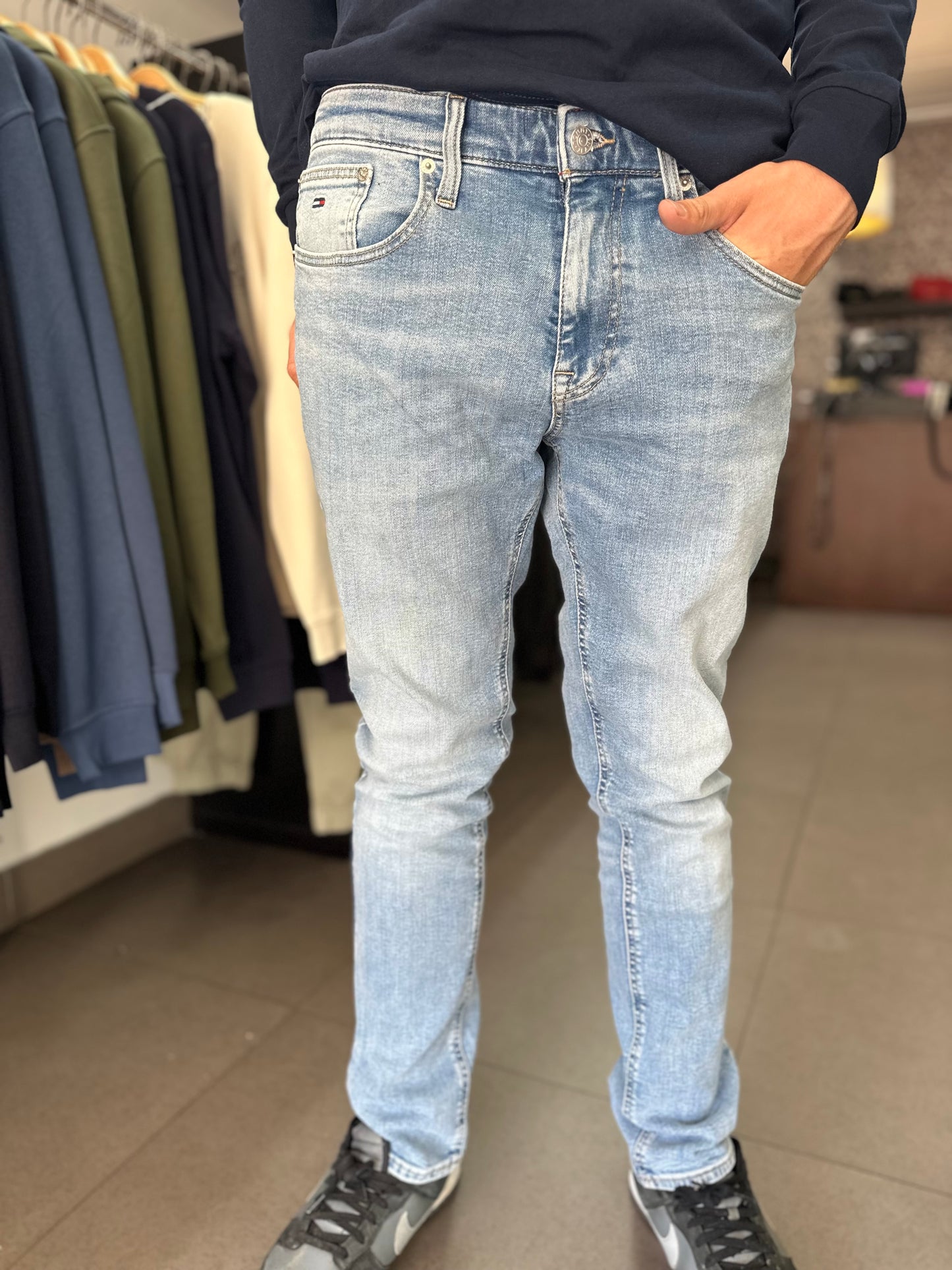 VAQUERO TOMMY JEANS SCANTON SLIM AZUL CLARO HOMBRE