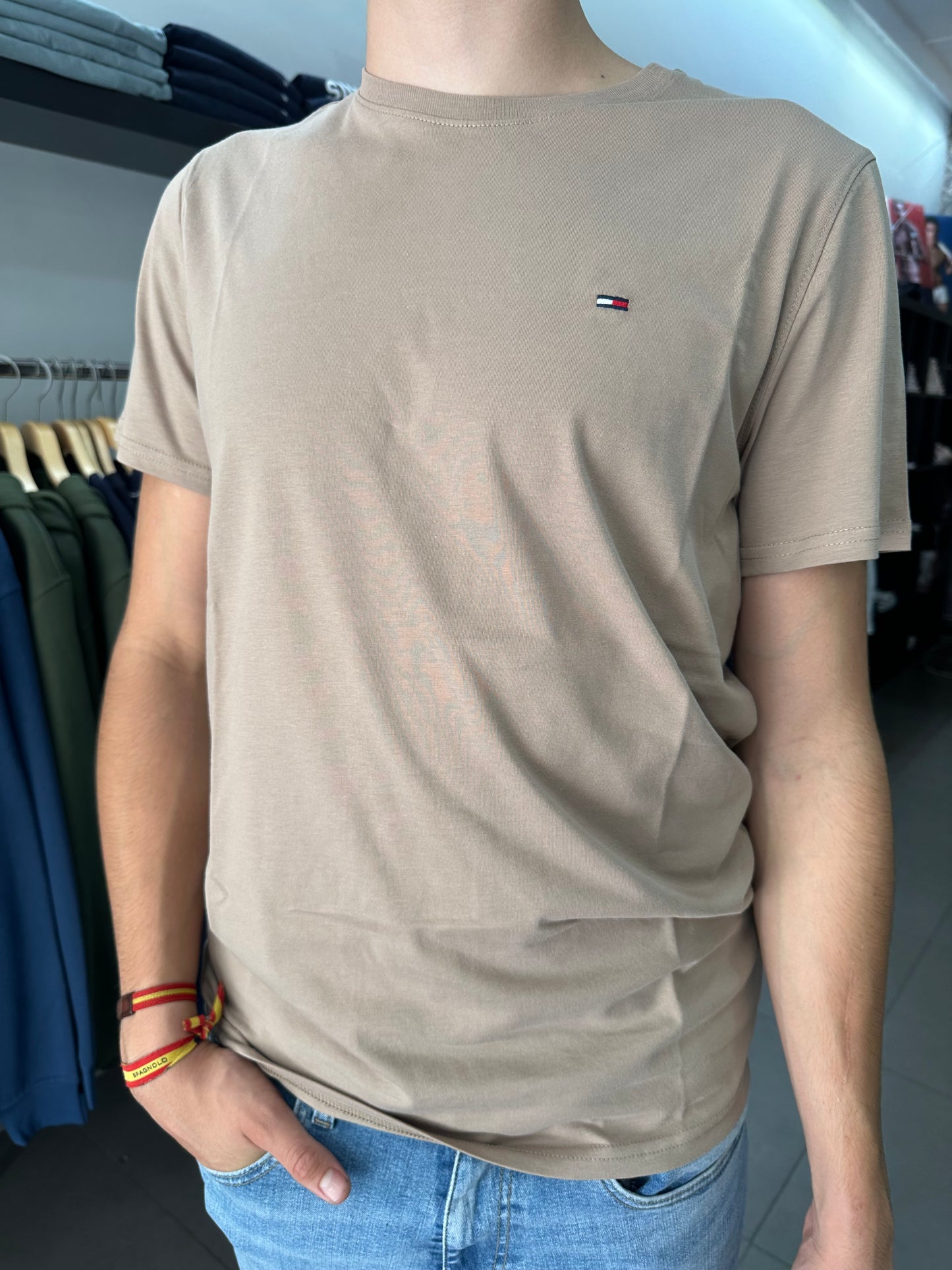 CAMISETA TOMMY JEANS BASICA MARRON TAUPE