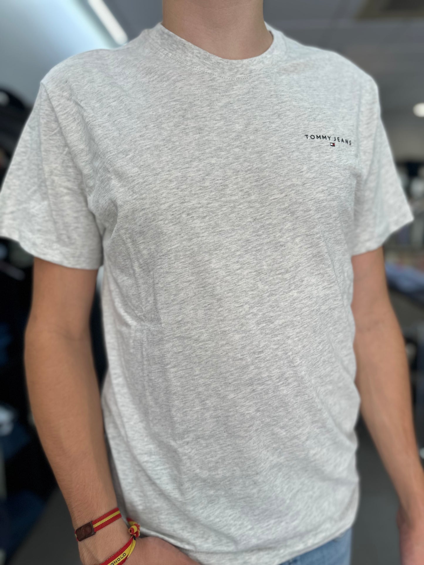 CAMISETA TOMMY JEANS GRIS