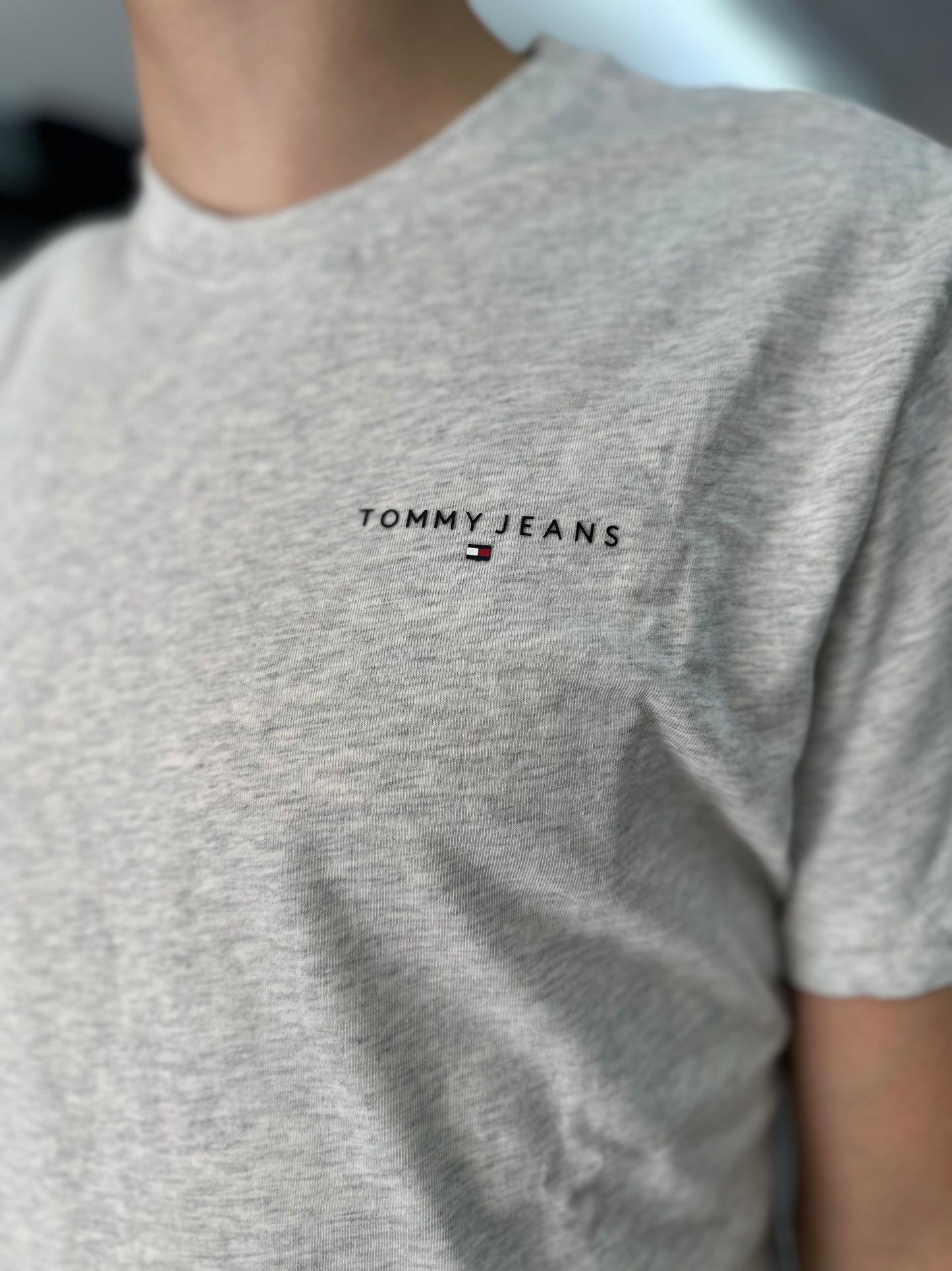 CAMISETA TOMMY JEANS GRIS