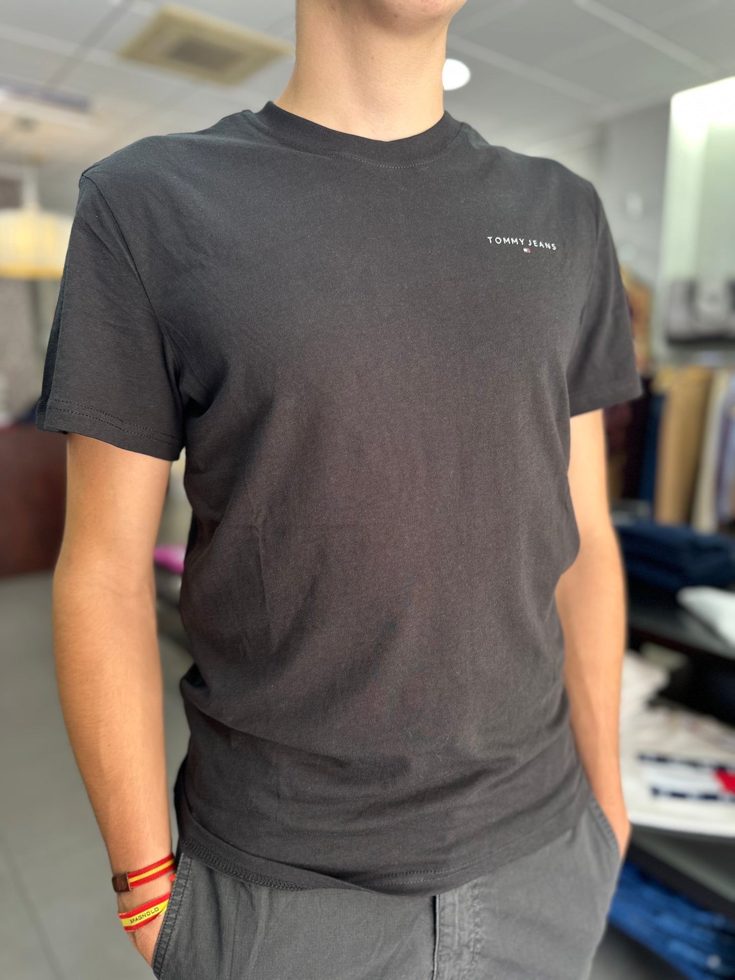 CAMISETA TOMMY JEANS NEGRA