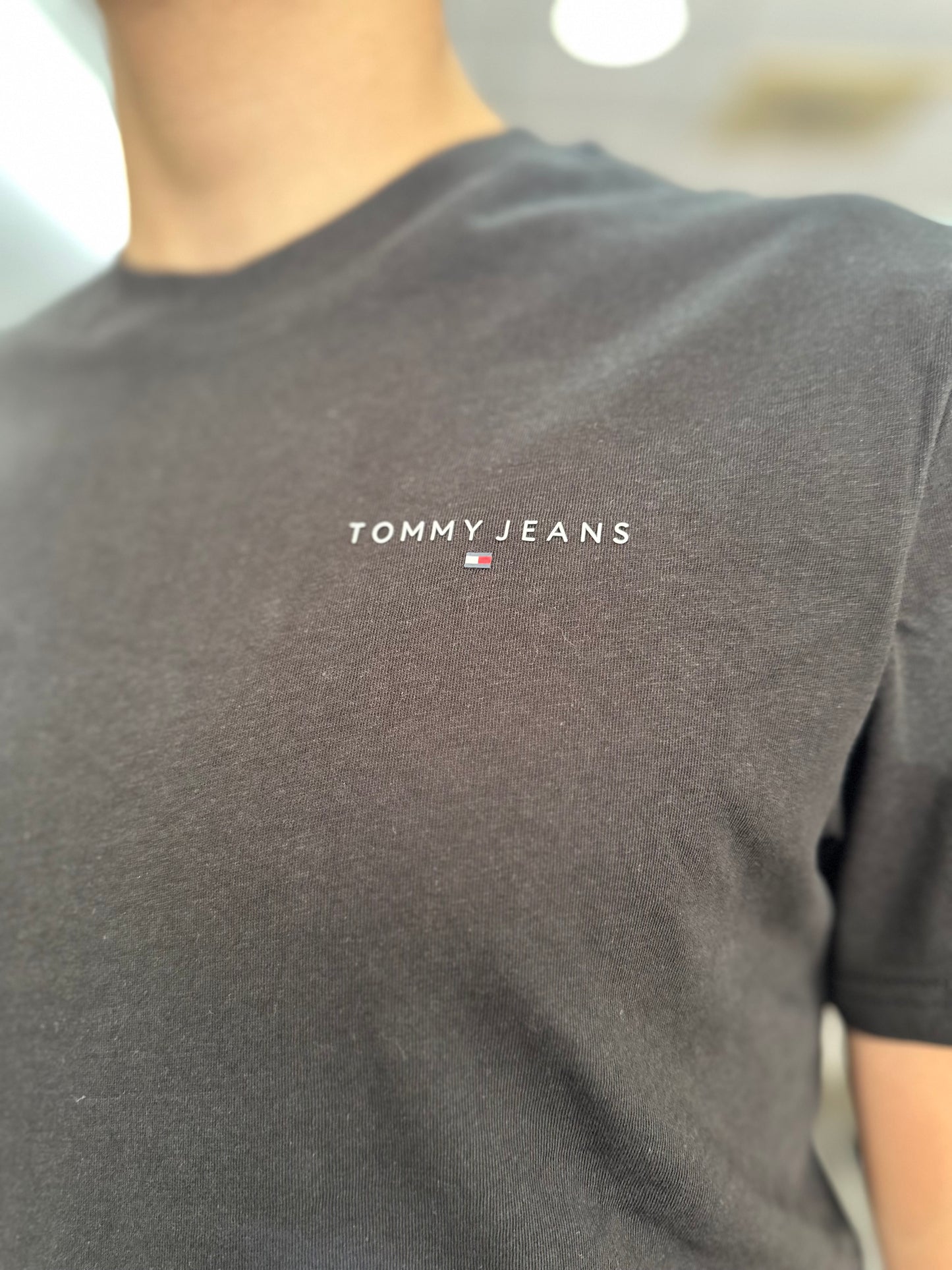 CAMISETA TOMMY JEANS NEGRA
