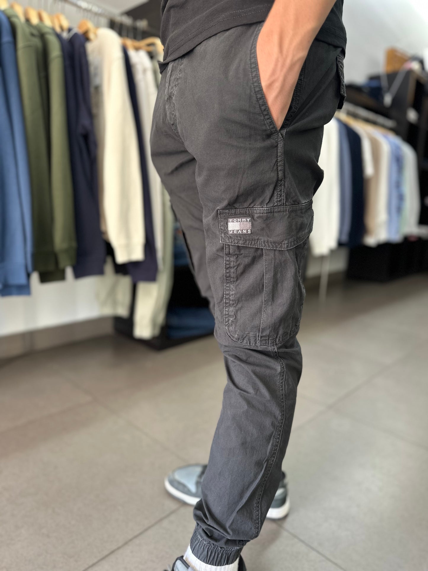 PANTALONES CARGO TOMMY JEANS