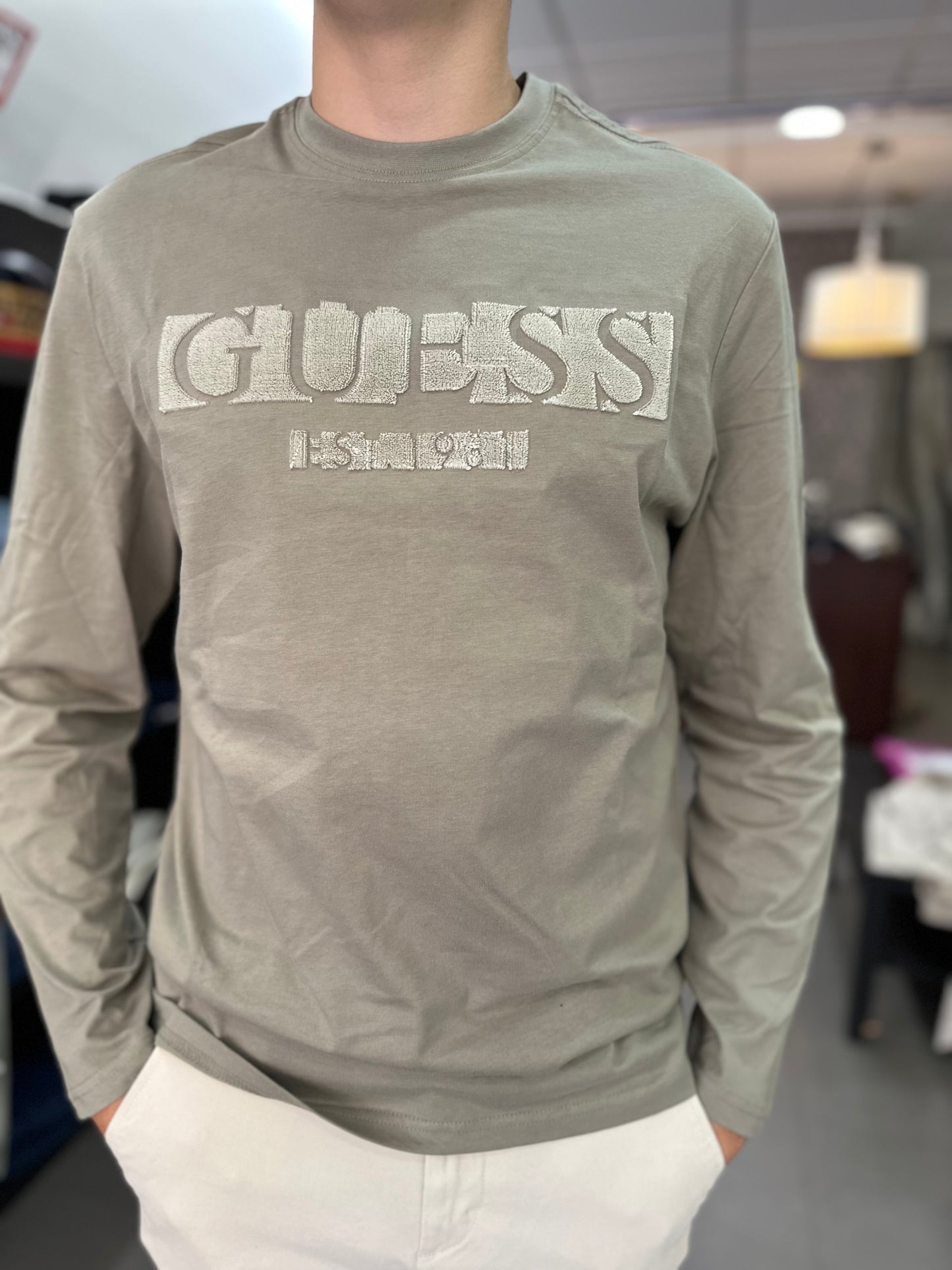 CAMISETA GUESS MANGA LARGA VERDE CON LOGO EN RELIEVE