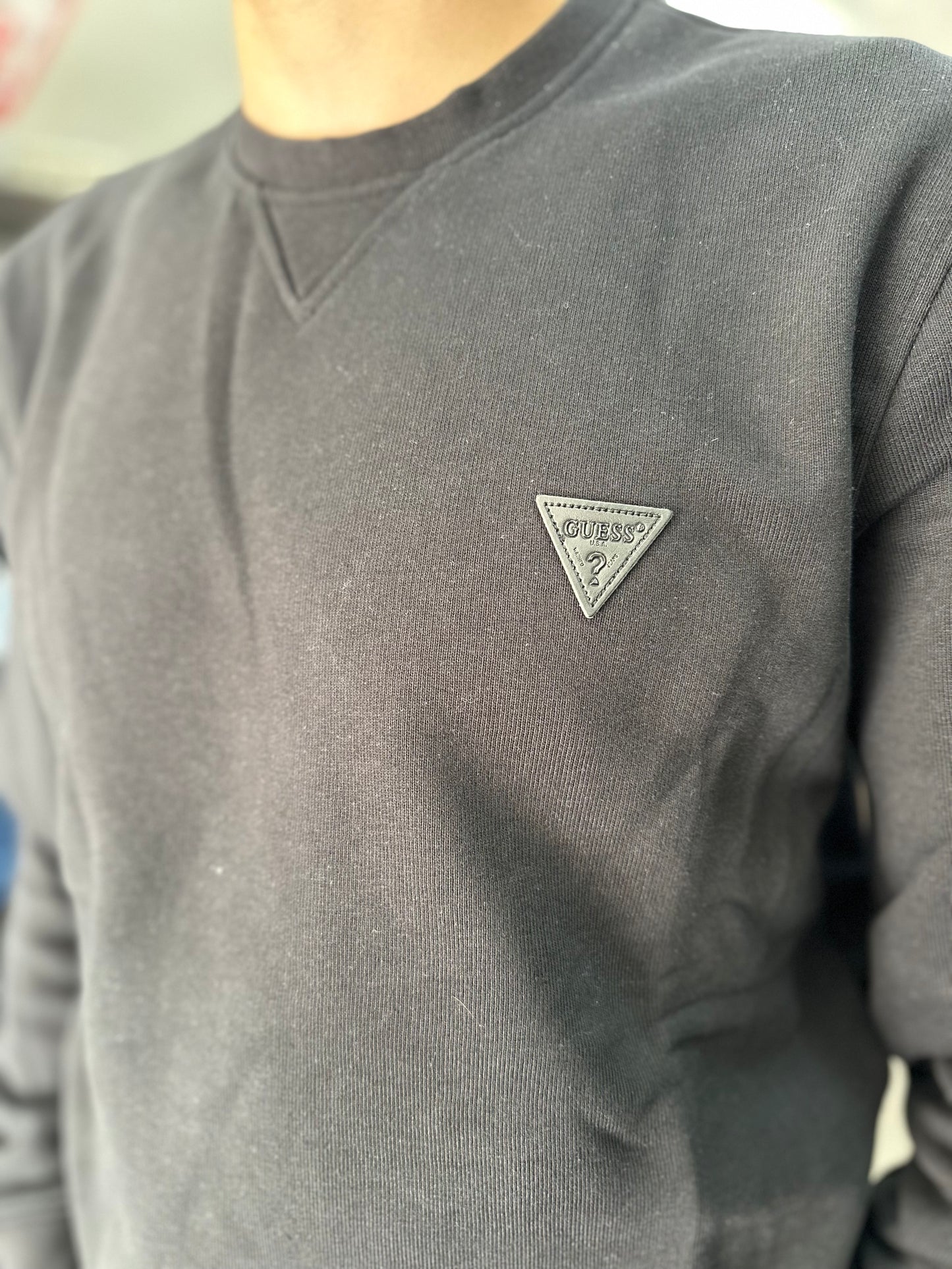 SUDADERA GUESS NEGRA LOGO PEQUEÑO