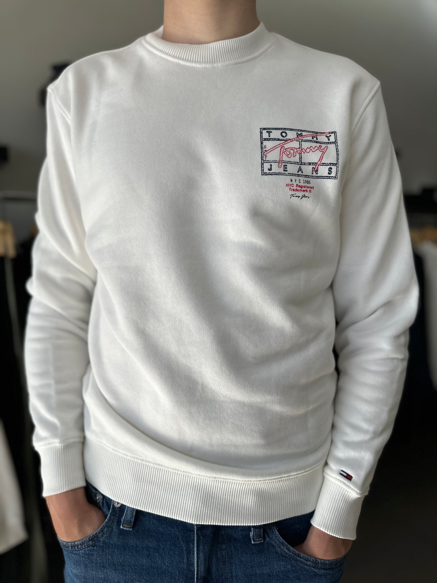 SUDADERA TOMMY LOGO ESPALDA BLANCA