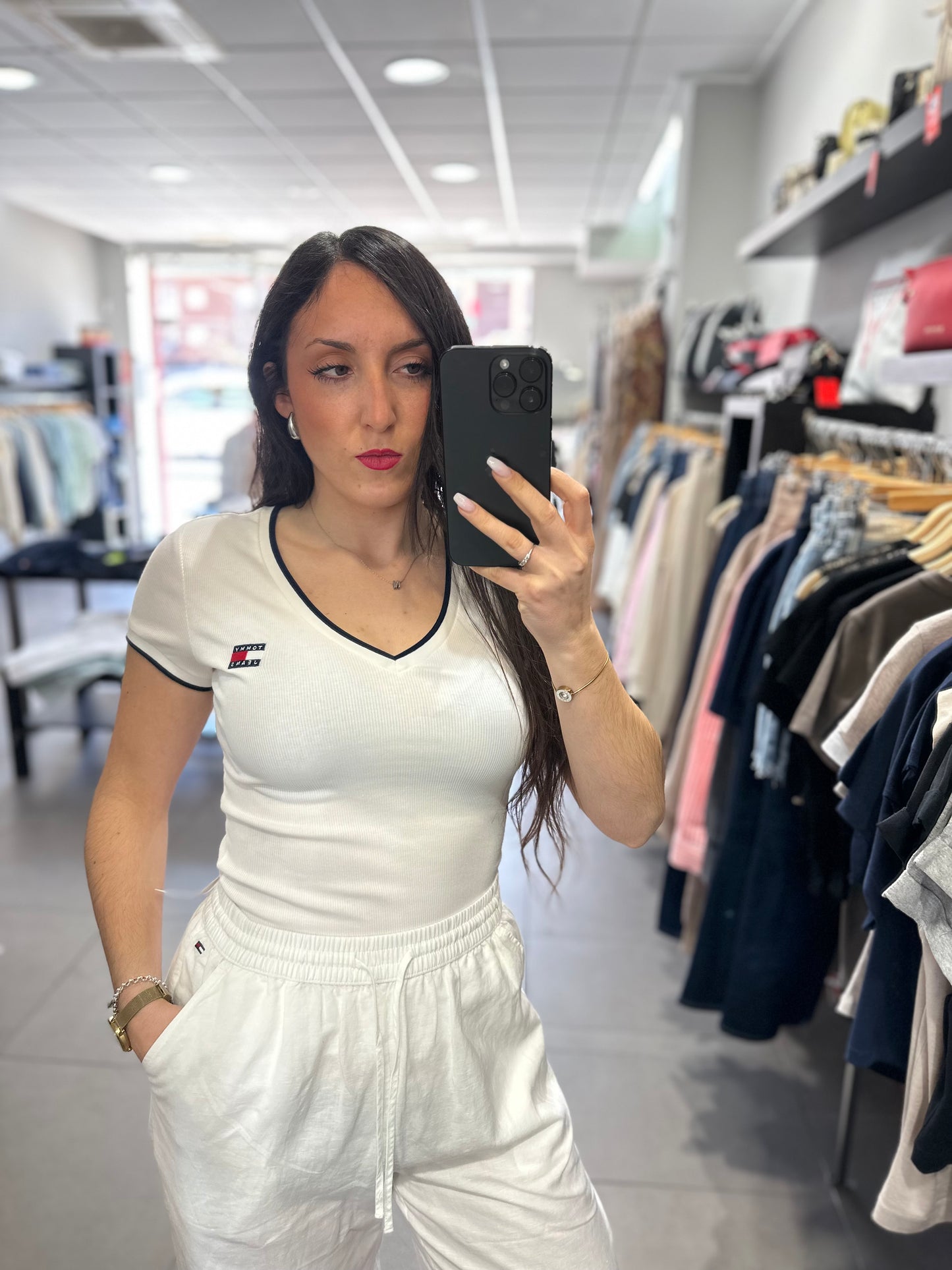 CAMISETA TOMMY CANALÉ CUELLO PICO BLANCO CON VIVO EN MARINO