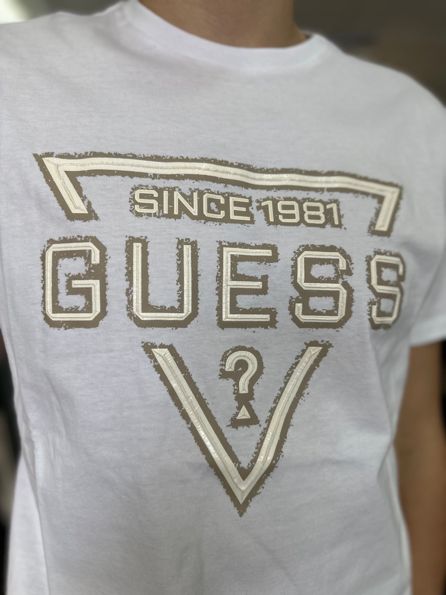 CAMISETA GUESS BALNCA CON LOG EN RELIEVE BEIGE