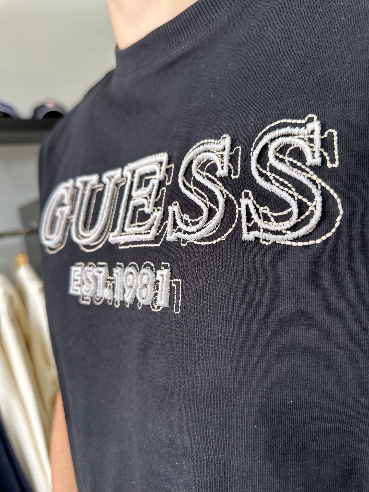 CAMISETA GUESS NEGRA CON LOGO BORADADO EN RELIEVE BEIGE