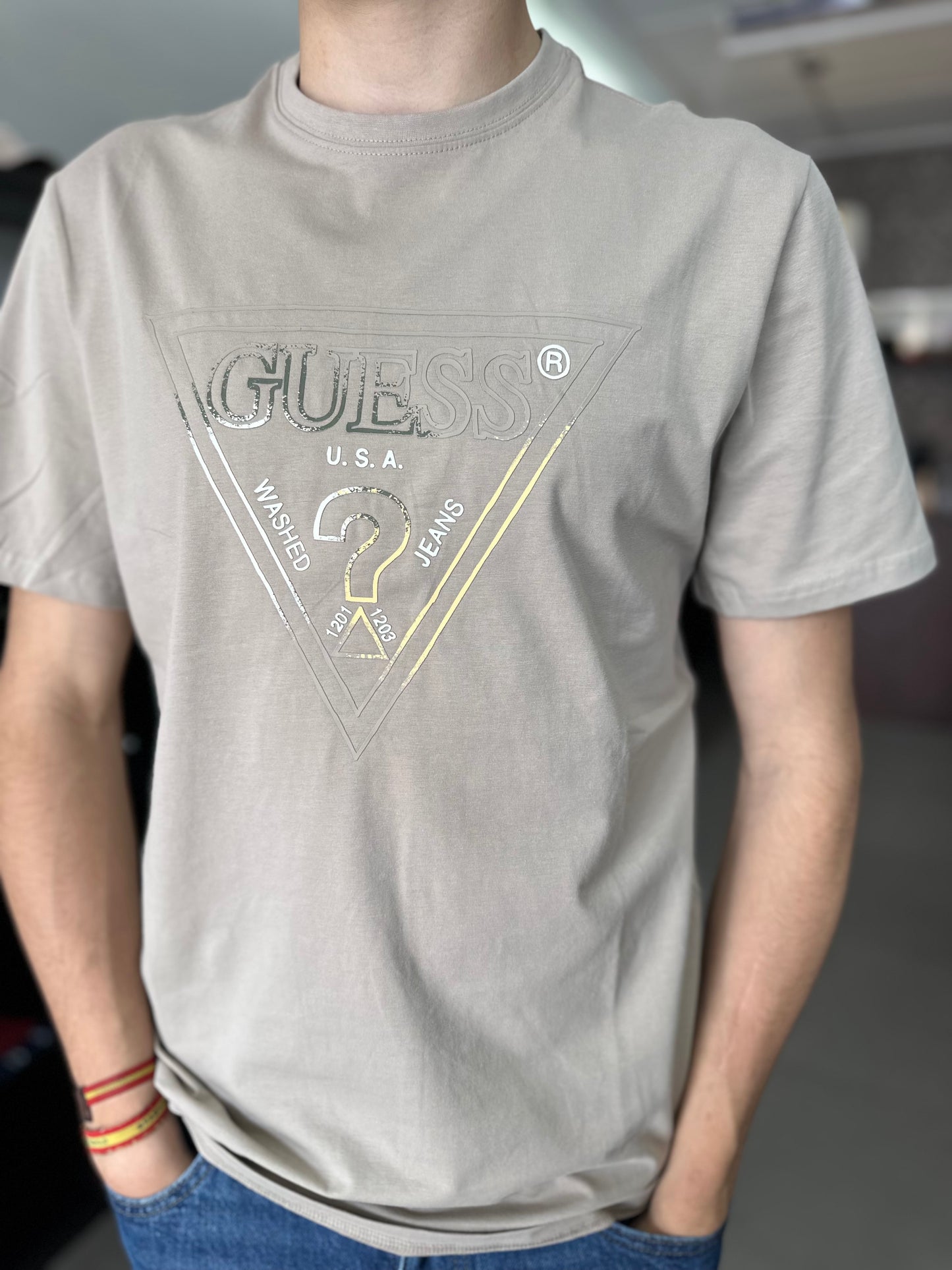 CAMISETA GUESS BEIGE CON LOGO DIFUMINADO