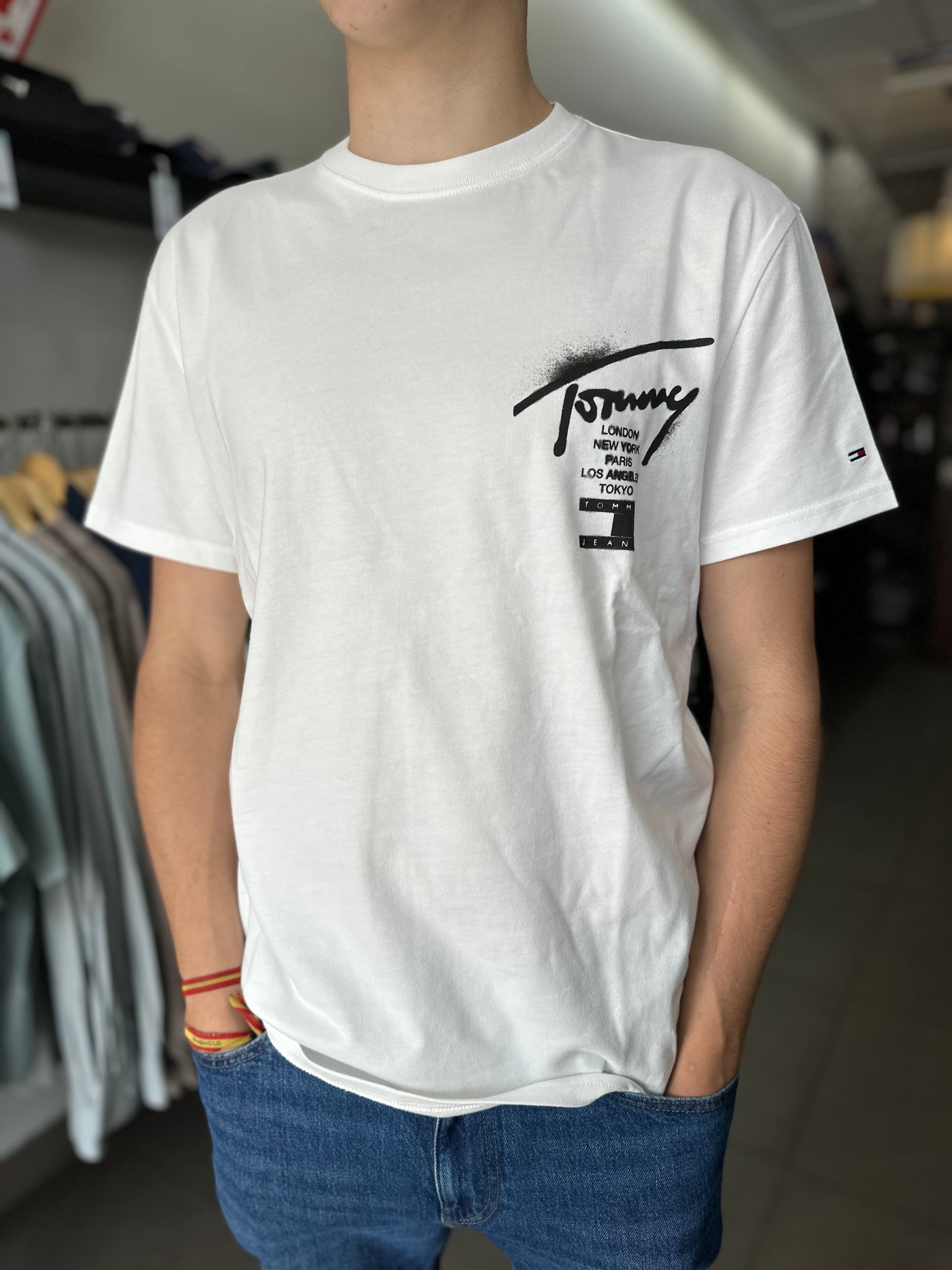 CAMISETA TOMMY BLANCA CON LOGO SPRAY NEGRO EN LA ESPALDA