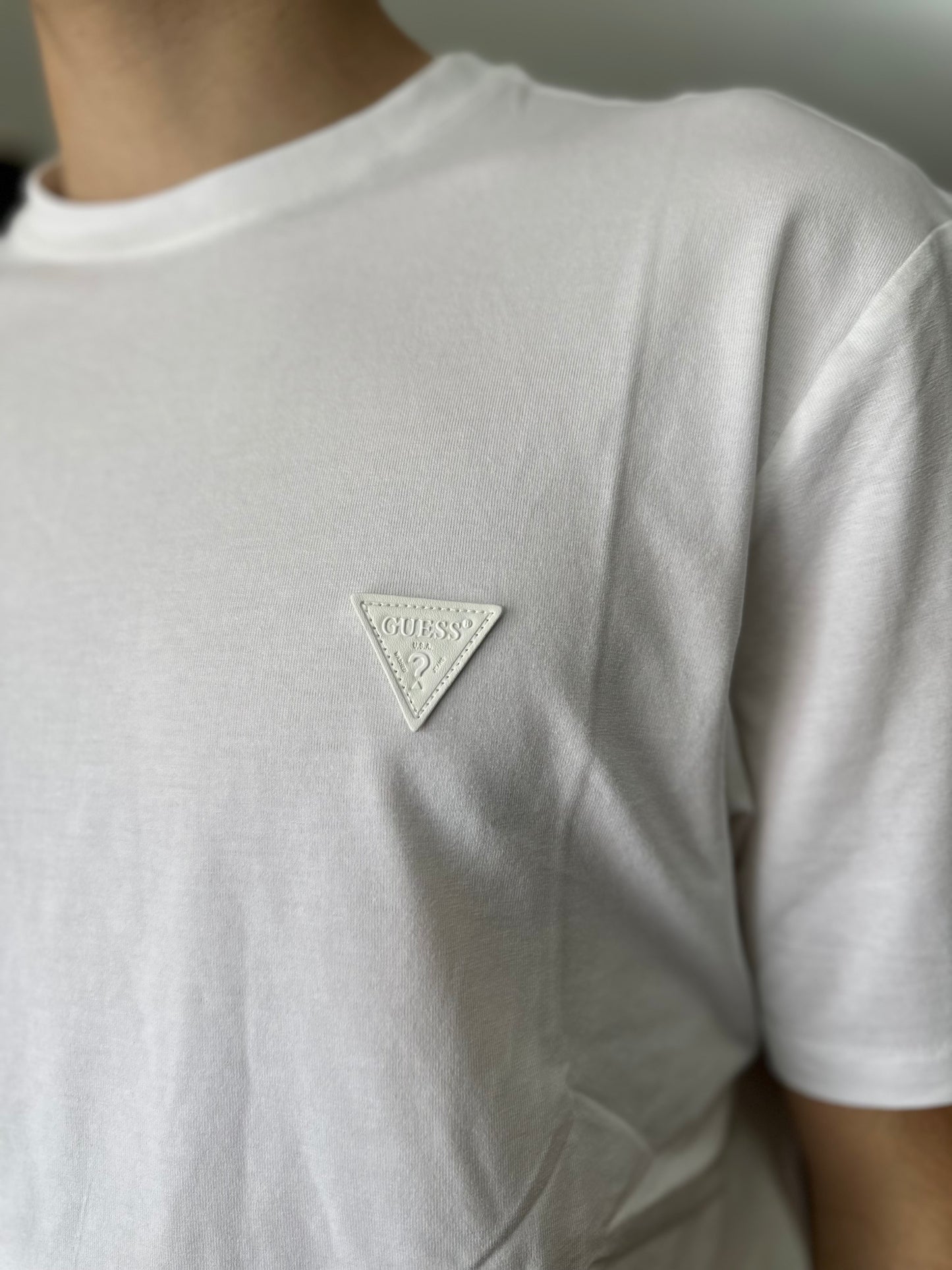 CAMISETA GUESS BLANCA CON LOGO EN PIEL A TONO