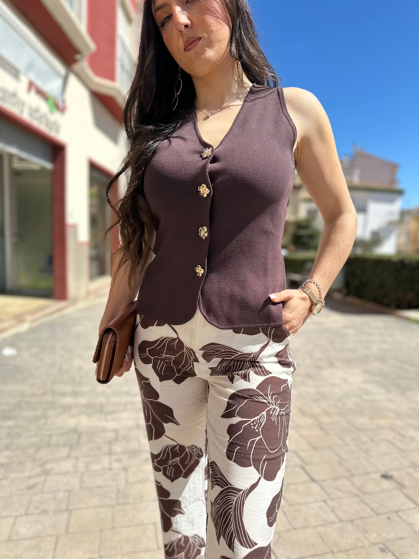 CHALECO TIFFOSI FLEUR PUNTO CHOCOLATE CON BOTONES FLOR DORADA