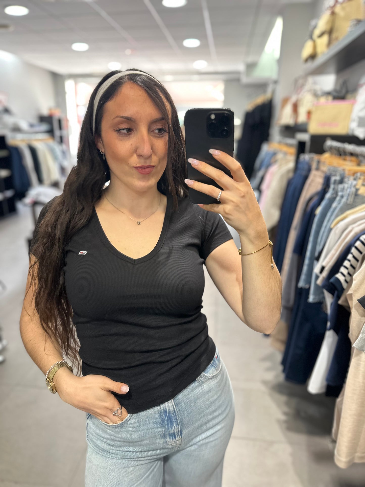Camiseta Tommy canalé negro cuello pico