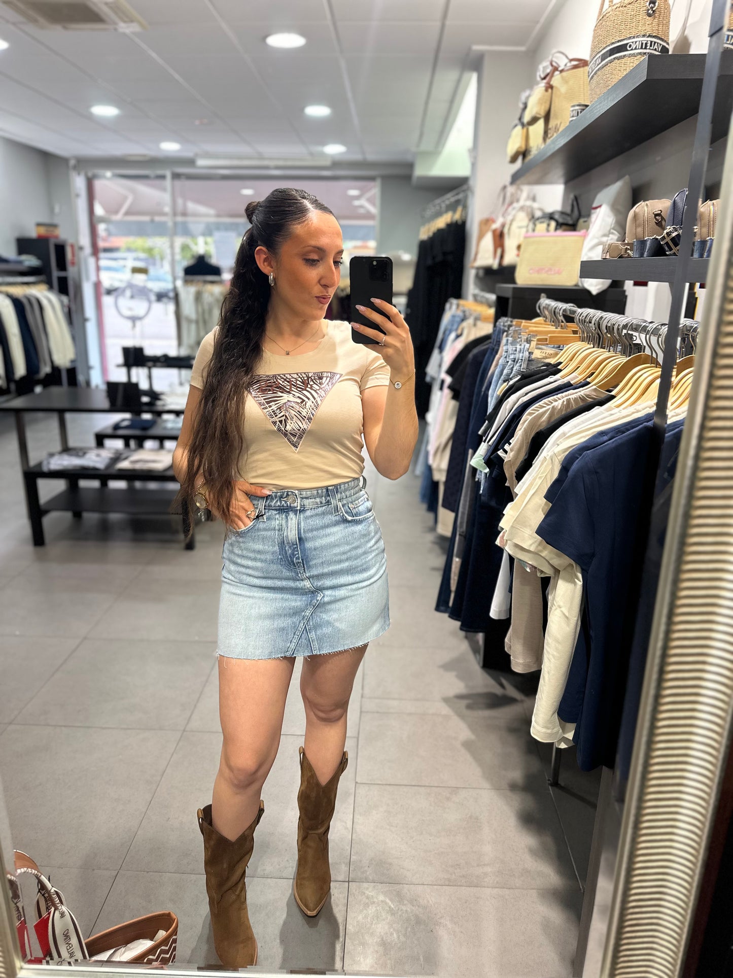 CAMISETA GUESS BEIGE CON LOGO CEBRA CHOCOLATE