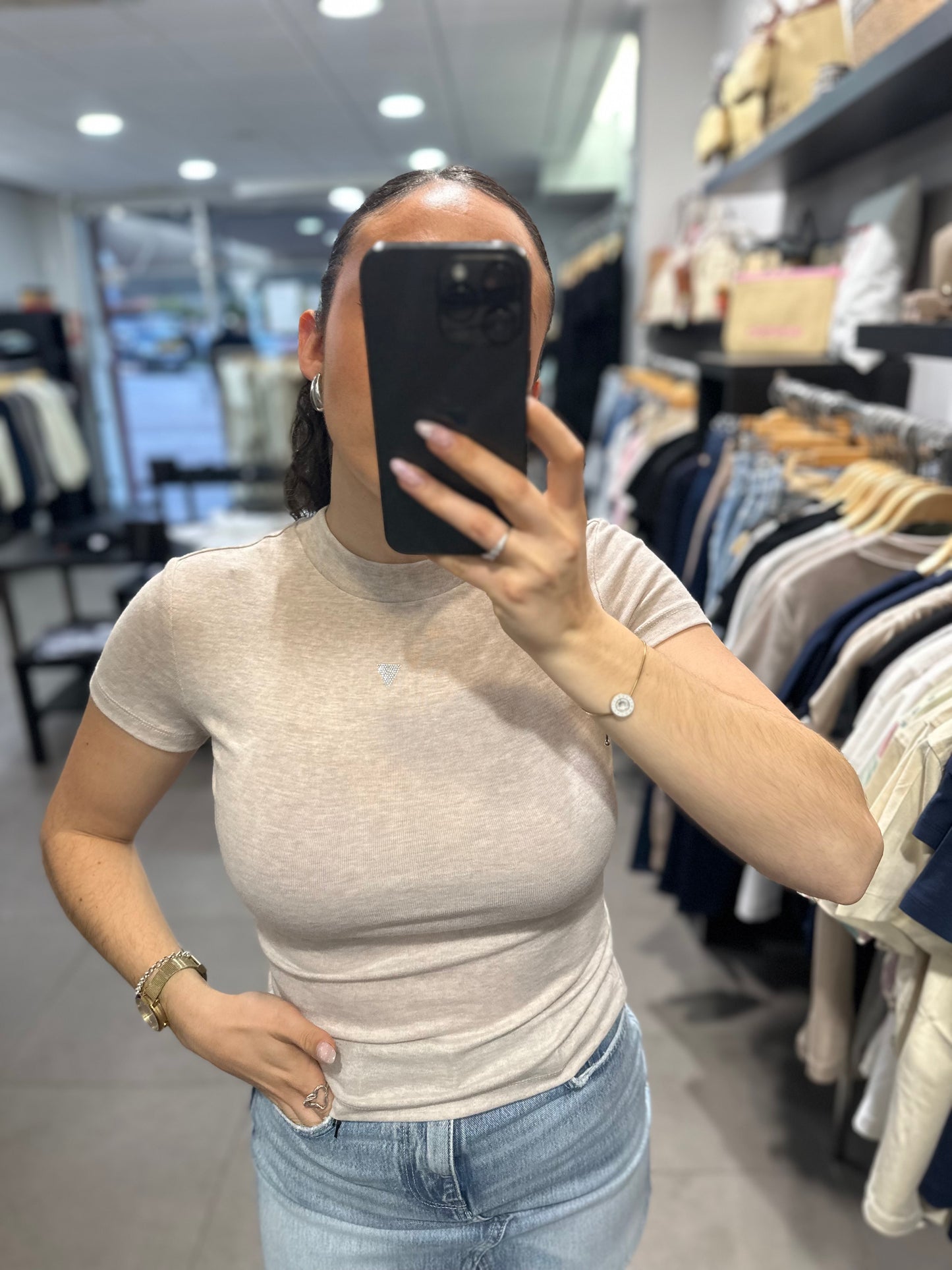 CAMISETA GUESS BEIGE JASPEADA CON LOGO TRIÁNGULO BRILLO
