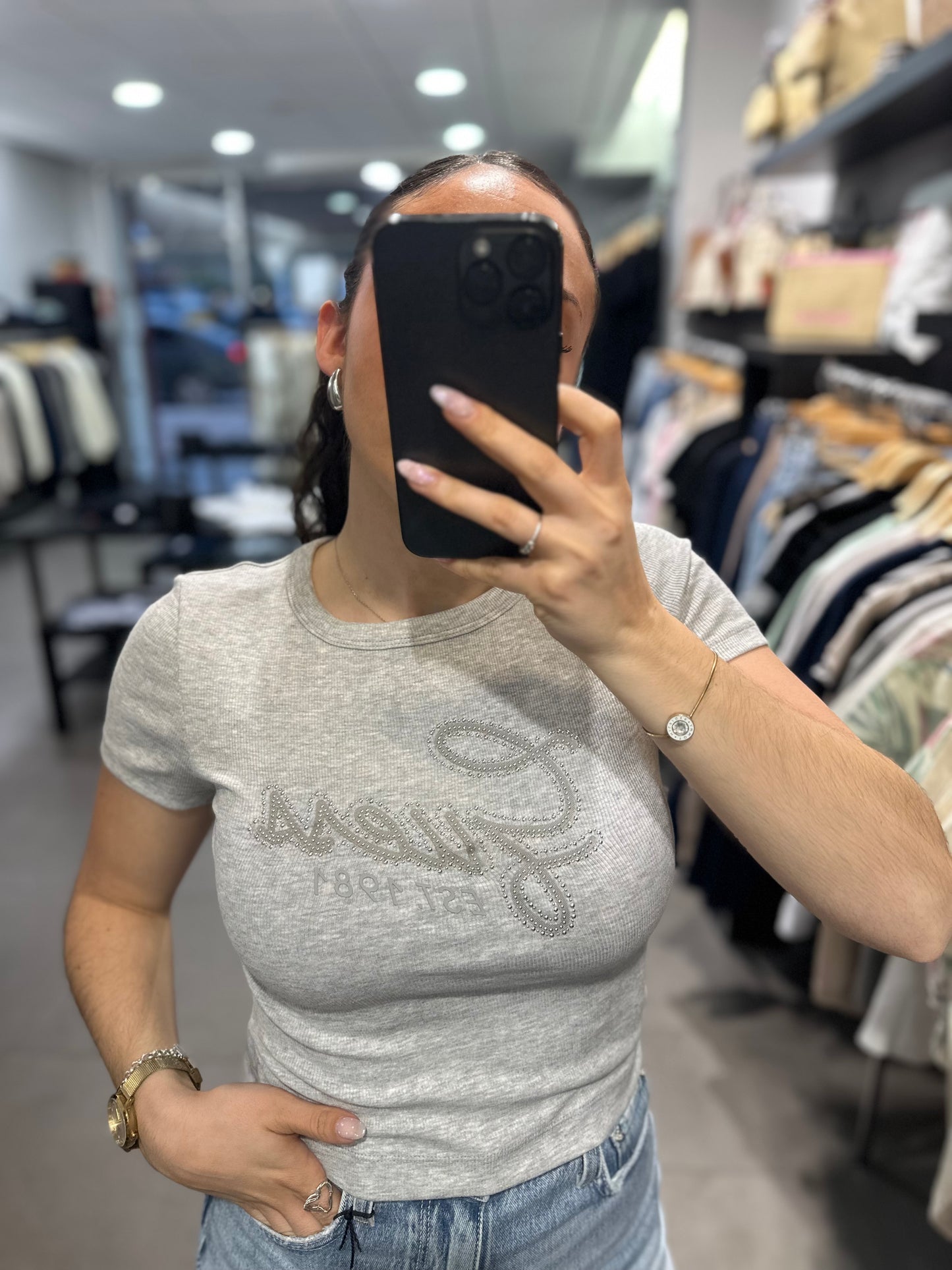 CAMISETA GUESS GRIS CROP CANALÉ CON LOGO BRILLO