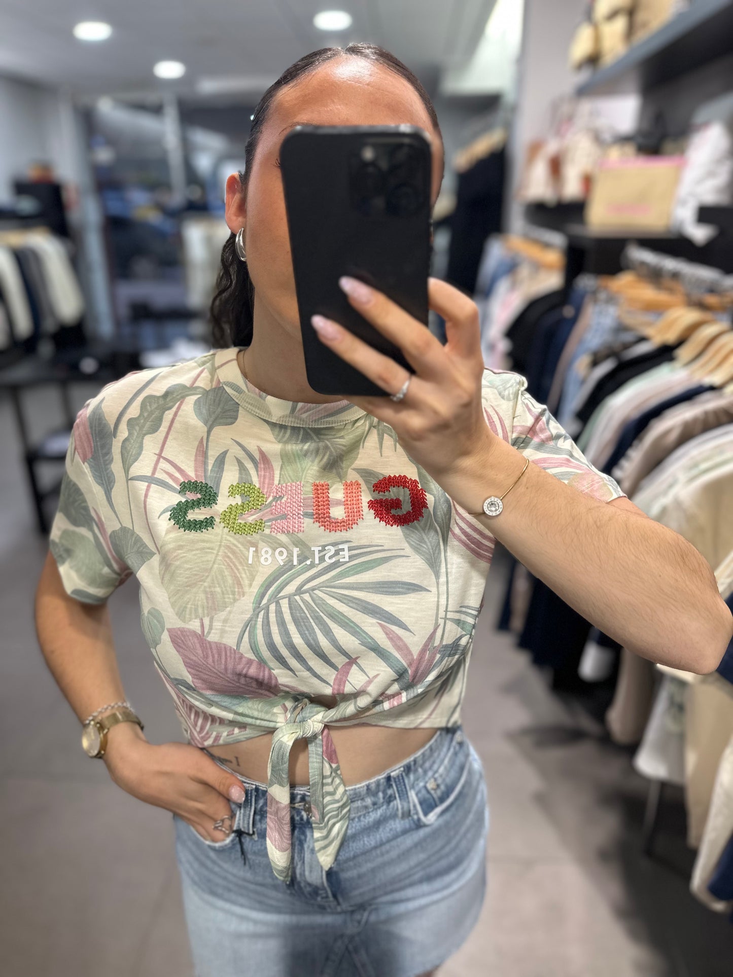 CAMISETA GUESS CROP CON NUDO Y ESTAMPADO DE FLORES CON LOGO BORDADO EN COLORES PATEL