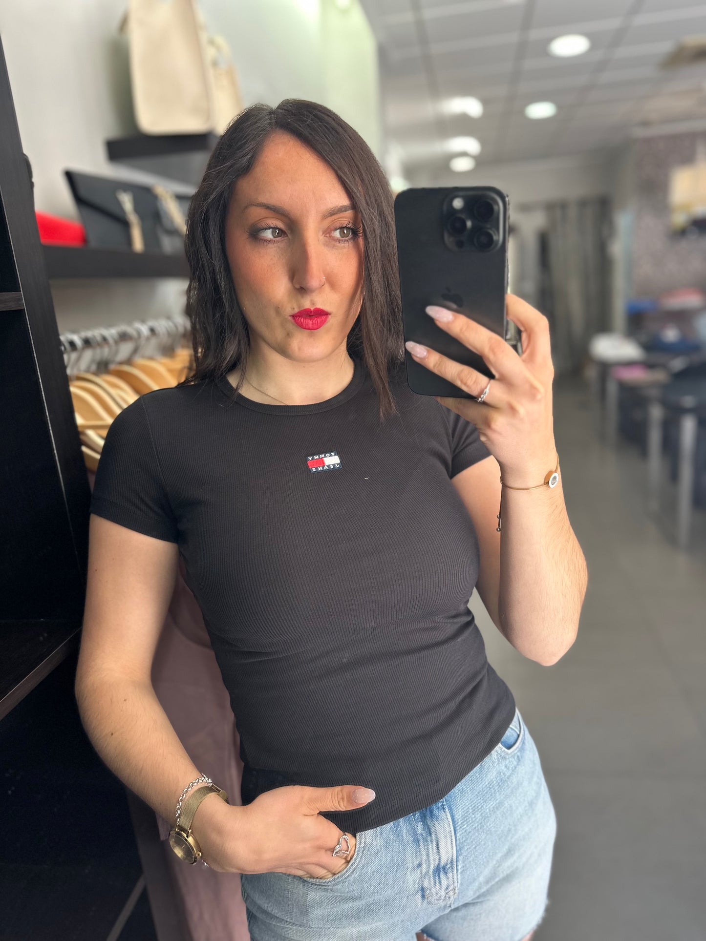 Camiseta Tommy canalé negro logo bordado